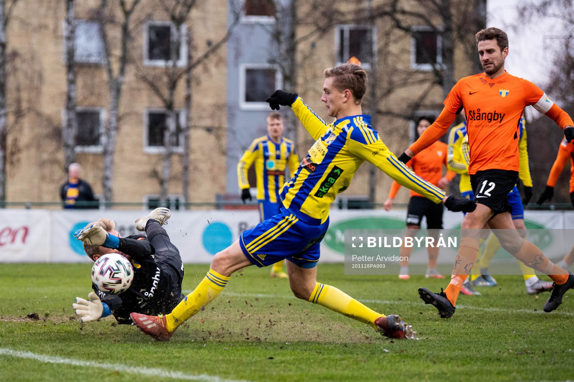 Torns målvakt Svante Hildeman och Eskilsminnes Dennis
