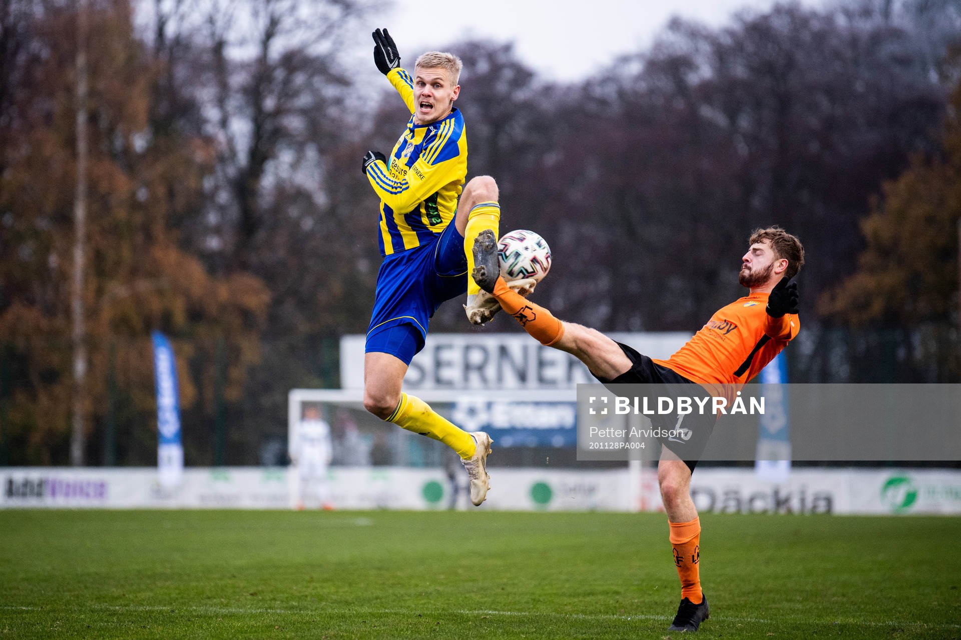 Eskilsminnes Jonatan Persson och Torns Rebin Asaad under fotbollsmatchen i Division 1 södra mellan Eskilsminne och Torn den 28 november 2020 i Helsingborg.