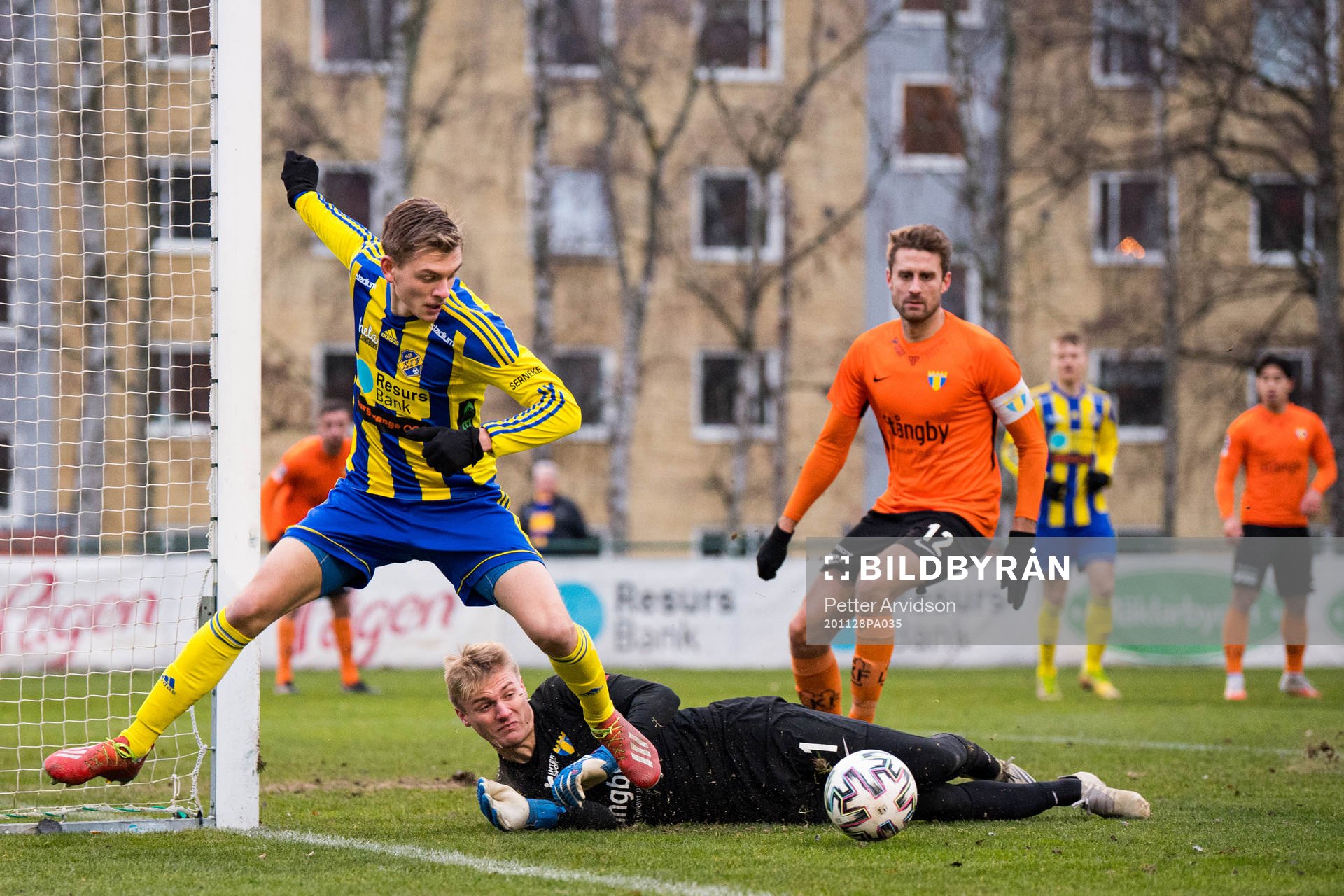 Torns målvakt Svante Hildeman räddar mot Eskilsminnes Dennis Olsson under fotbollsmatchen i Division 1 södra mellan Eskilsminne och Torn den 28 november 2020 i Helsingborg.