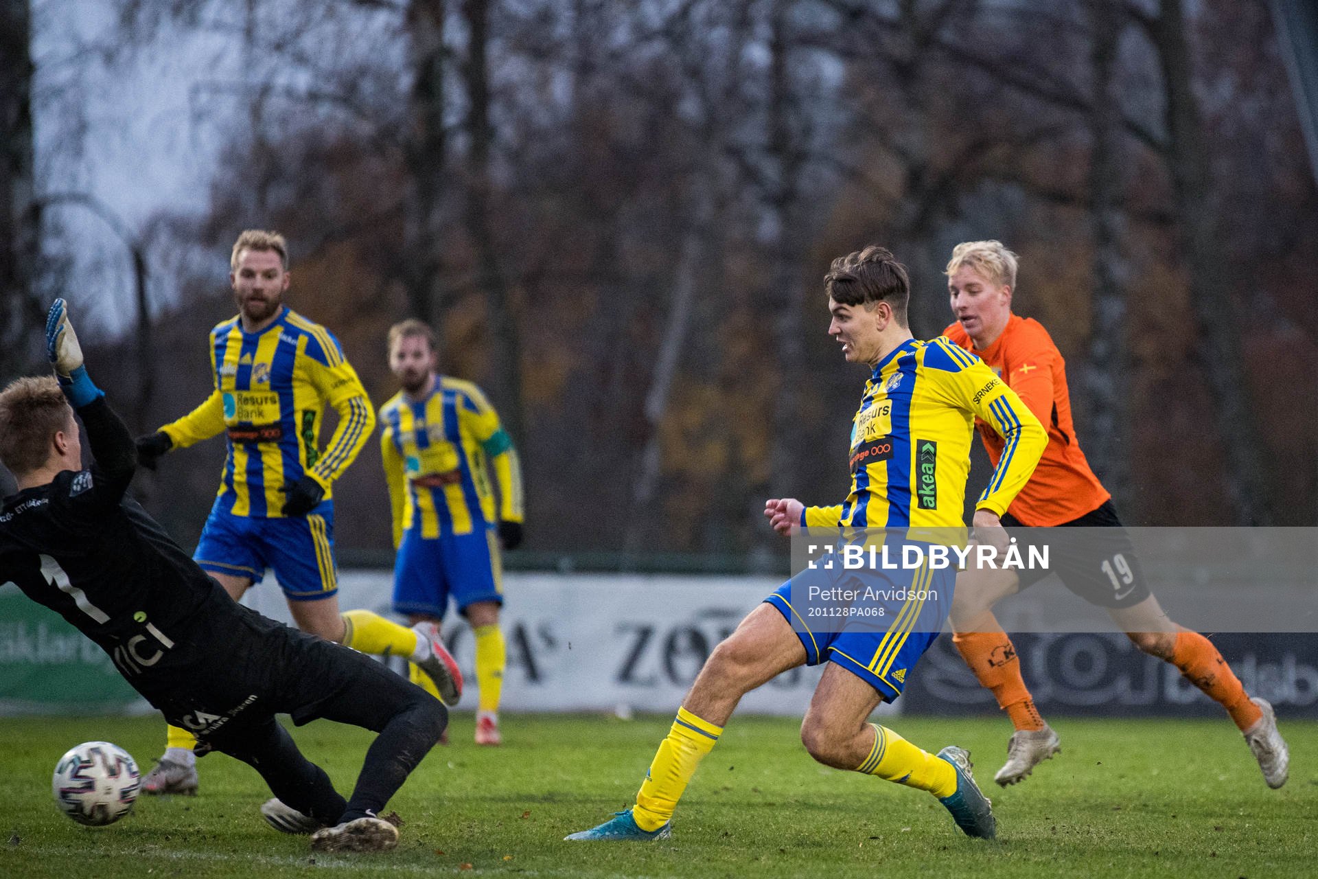 Eskilsminnes Noah Christoffersson missar målchans mot Torns målvakt Svante Hildeman under fotbollsmatchen i Division 1 södra mellan Eskilsminne och Torn den 28 november 2020 i Helsingborg.