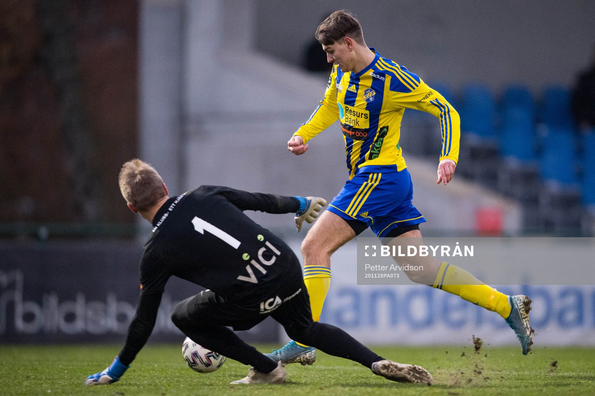 Eskilsminnes Noah Christoffersson rundar Torns målvakt