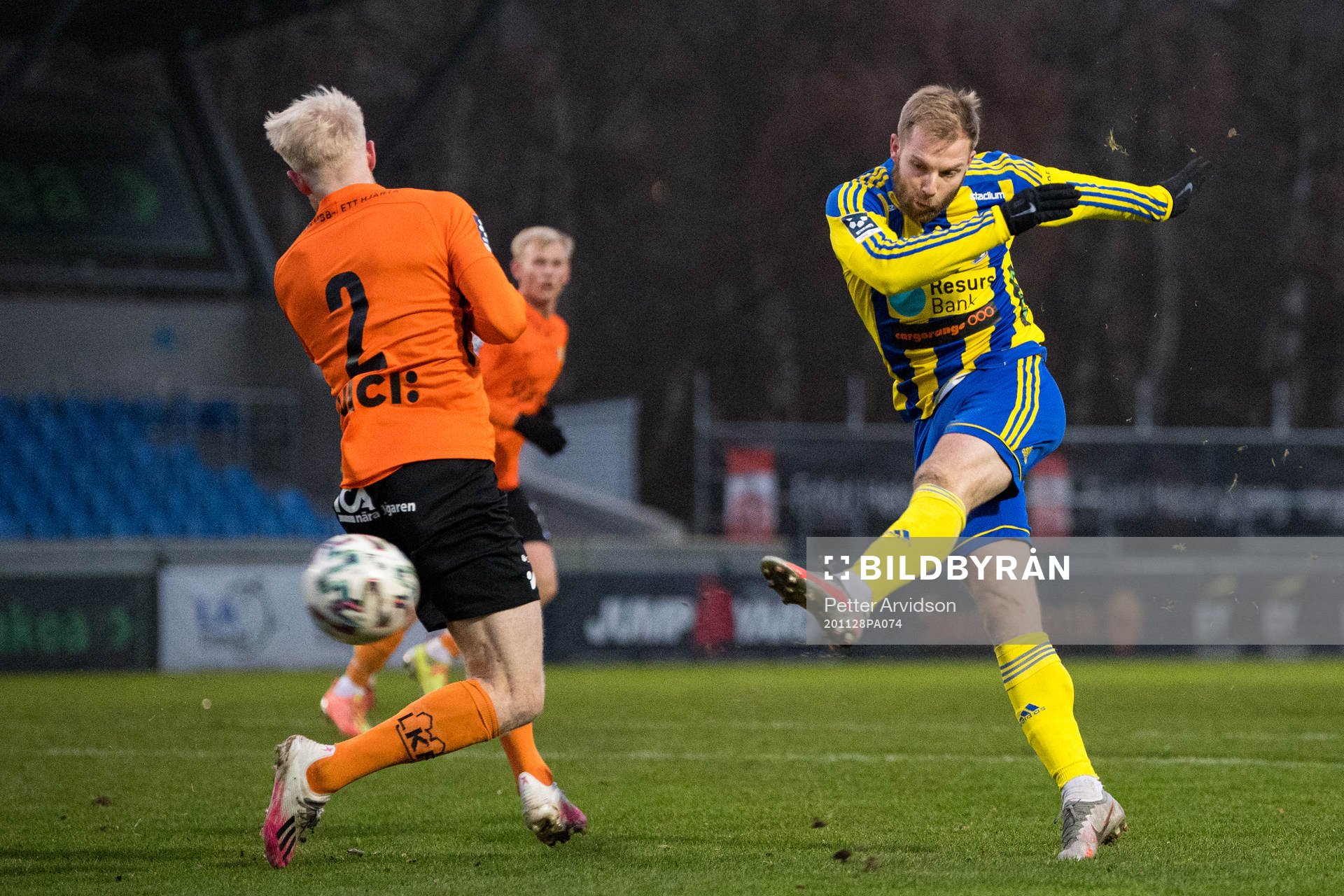 Eskilsminnes Emil Åberg och Torns Hugo Barsne under fotbollsmatchen i Division 1 södra mellan Eskilsminne och Torn den 28 november 2020 i Helsingborg.