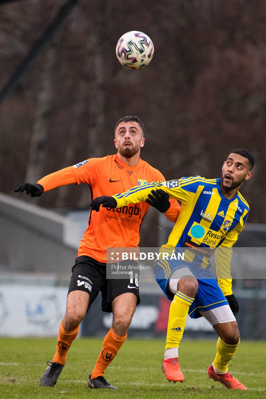 Torns Alan Asaad och Eskilsminnes Yonathan Getachew under fotbollsmatchen i Division 1 södra mellan Eskilsminne och Torn den 28 november 2020 i Helsingborg.