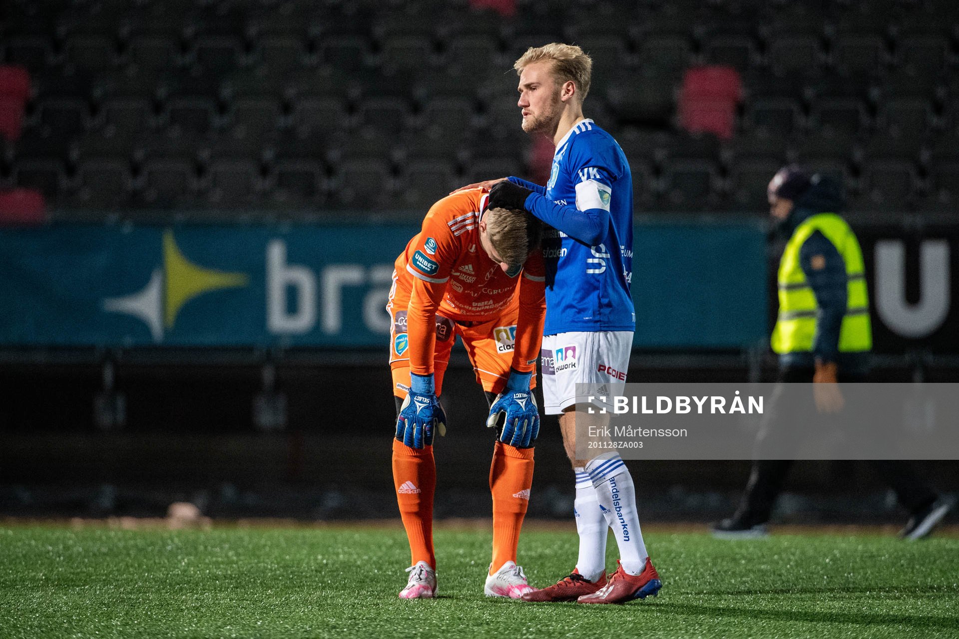 Umeås målvakt Viktor Frodig och Jens Stigedahl deppar