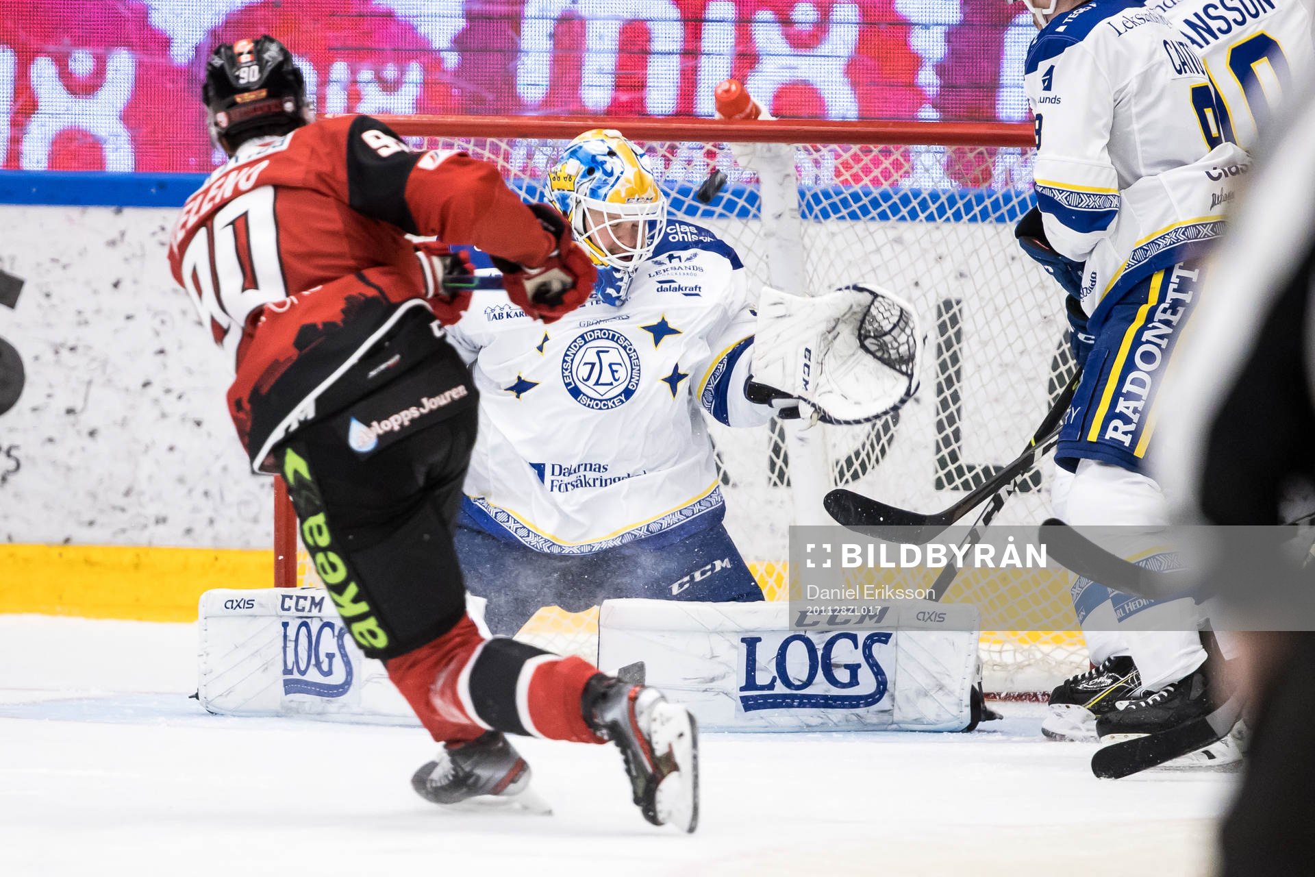 Leksands målvakt Janne Juvonen räddar chans från Malmö