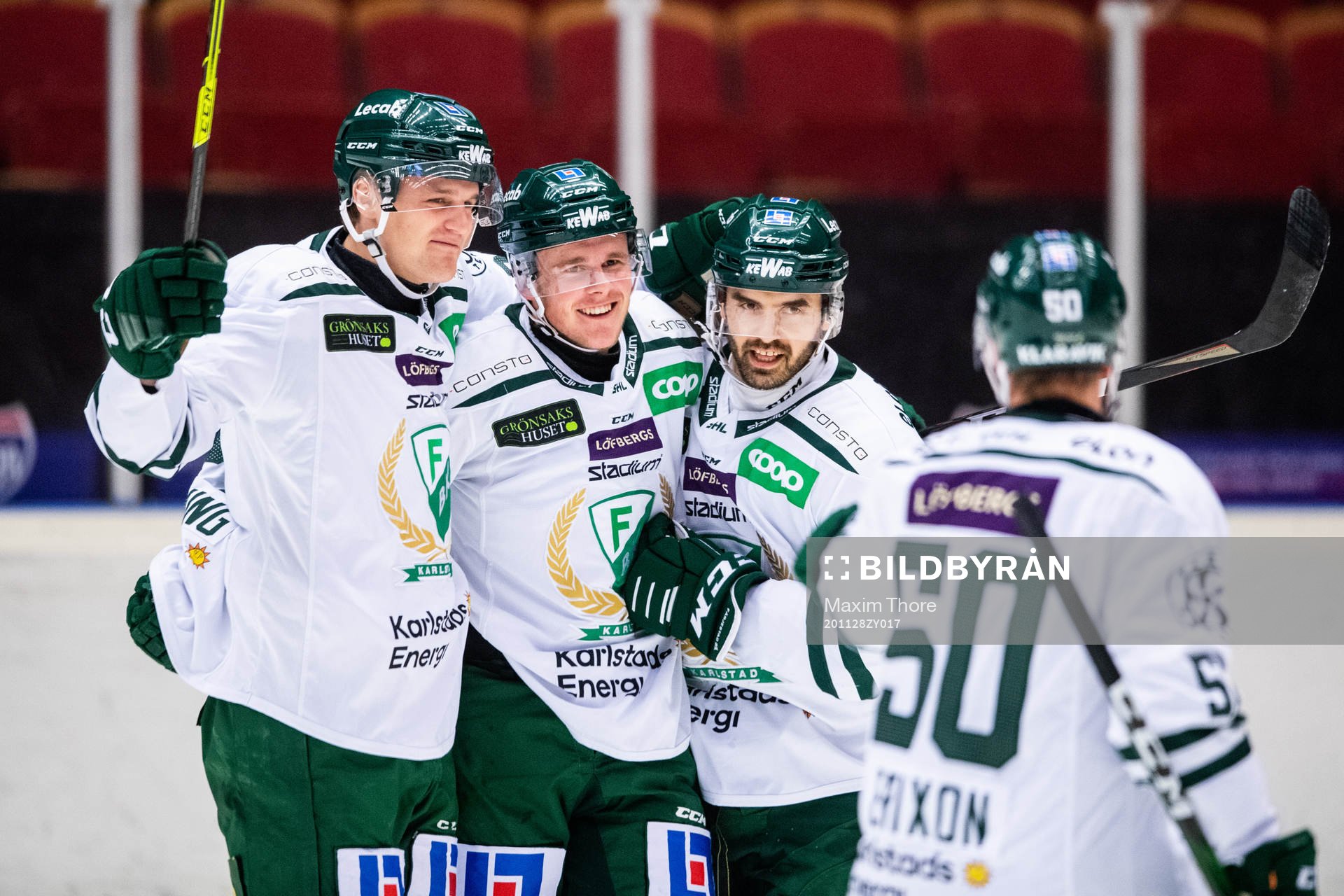 Färjestads Olle Lycksell  jublar med lagkamrater