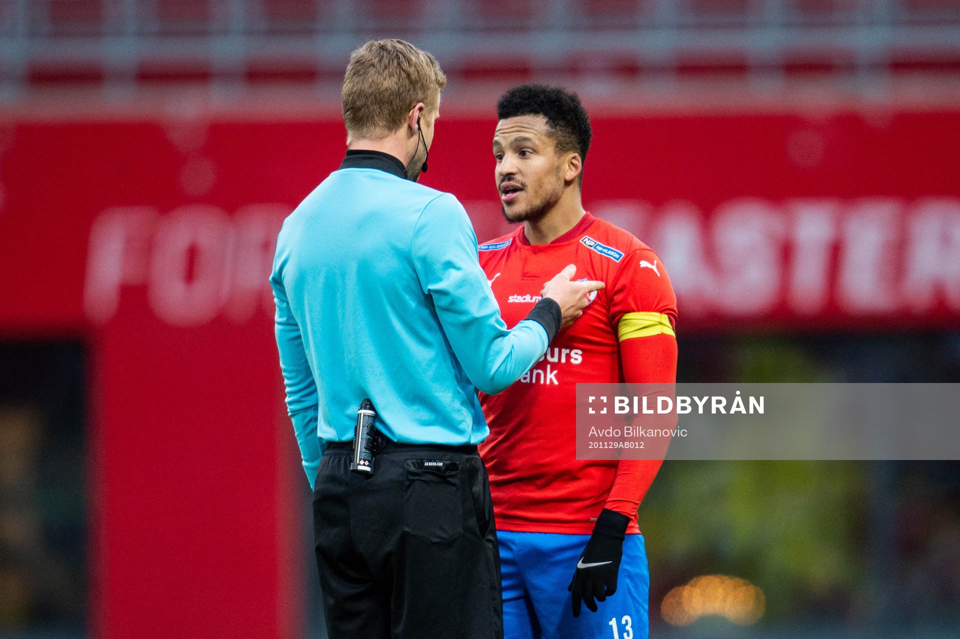 Domare Glenn Nyberg i en diskussion med Helsingborgs Martin