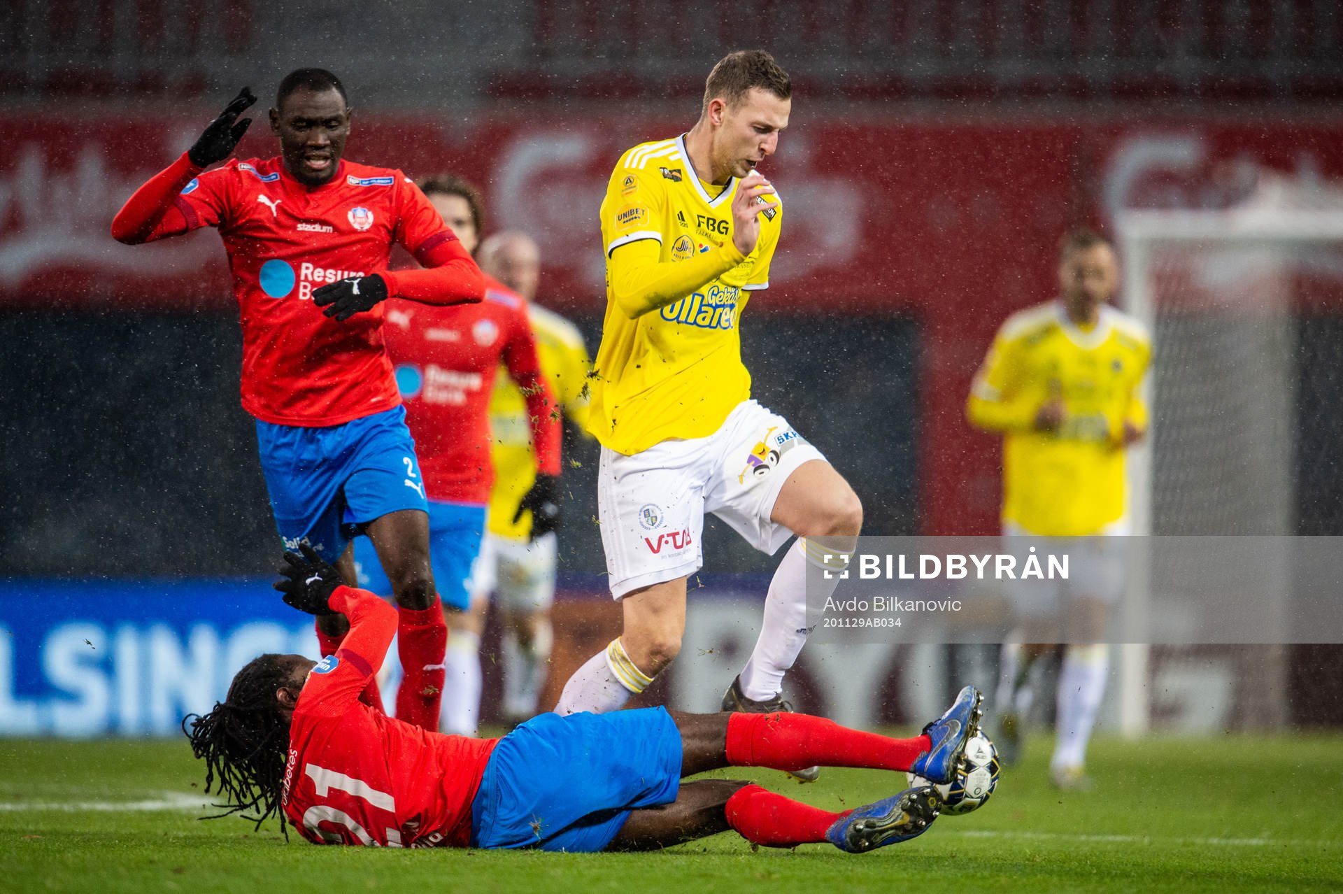 Helsingborgs Kebba Ceesay och Falkenbergs Gustaf Nilsson under fotbollsmatchen i Allsvenskan mellan Helsingborg och Falkenberg den 29 november 2020 i Helsingborg.