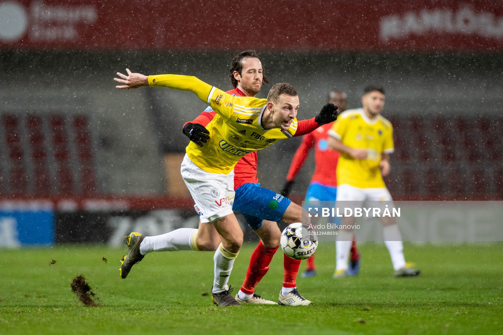 Helsingborgs Mikkel Diskerud och Falkenbergs Gustaf Nilsson under fotbollsmatchen i Allsvenskan mellan Helsingborg och Falkenberg den 29 november 2020 i Helsingborg.