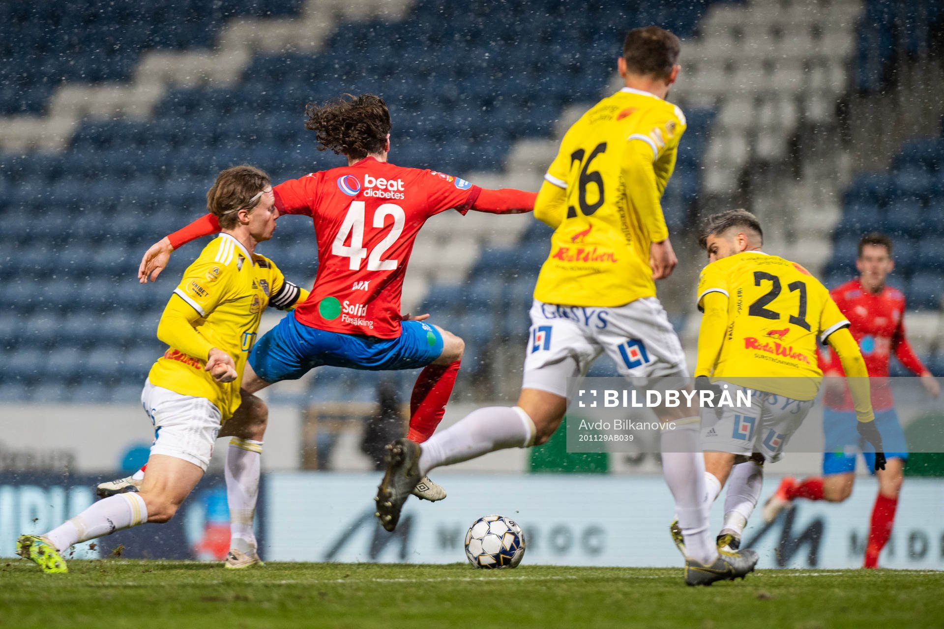 Falkenbergs Grégoire Amiot och Helsingborgs Mikkel Diskerud under fotbollsmatchen i Allsvenskan mellan Helsingborg och Falkenberg den 29 november 2020 i Helsingborg.