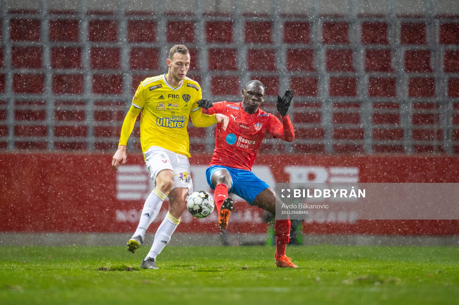 Falkenbergs Gustaf Nilsson och Helsingborgs Ravy Tsouka-Dozi under fotbollsmatchen i Allsvenskan mellan Helsingborg och Falkenberg den 29 november 2020 i Helsingborg.