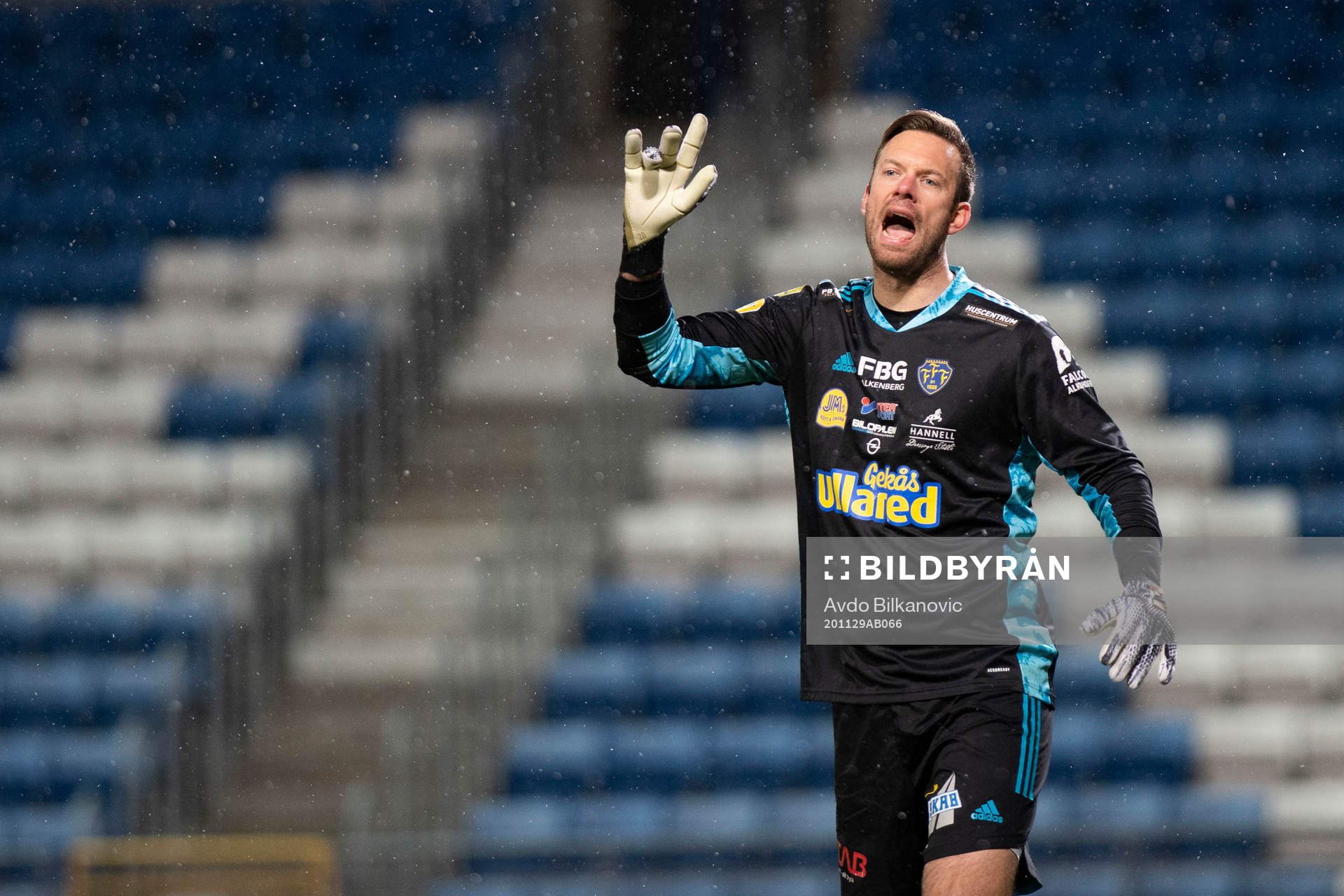 Falkenbergs målvakt Viktor Noring agerar under fotbollsmatchen i Allsvenskan mellan Helsingborg och Falkenberg den 29 november 2020 i Helsingborg.