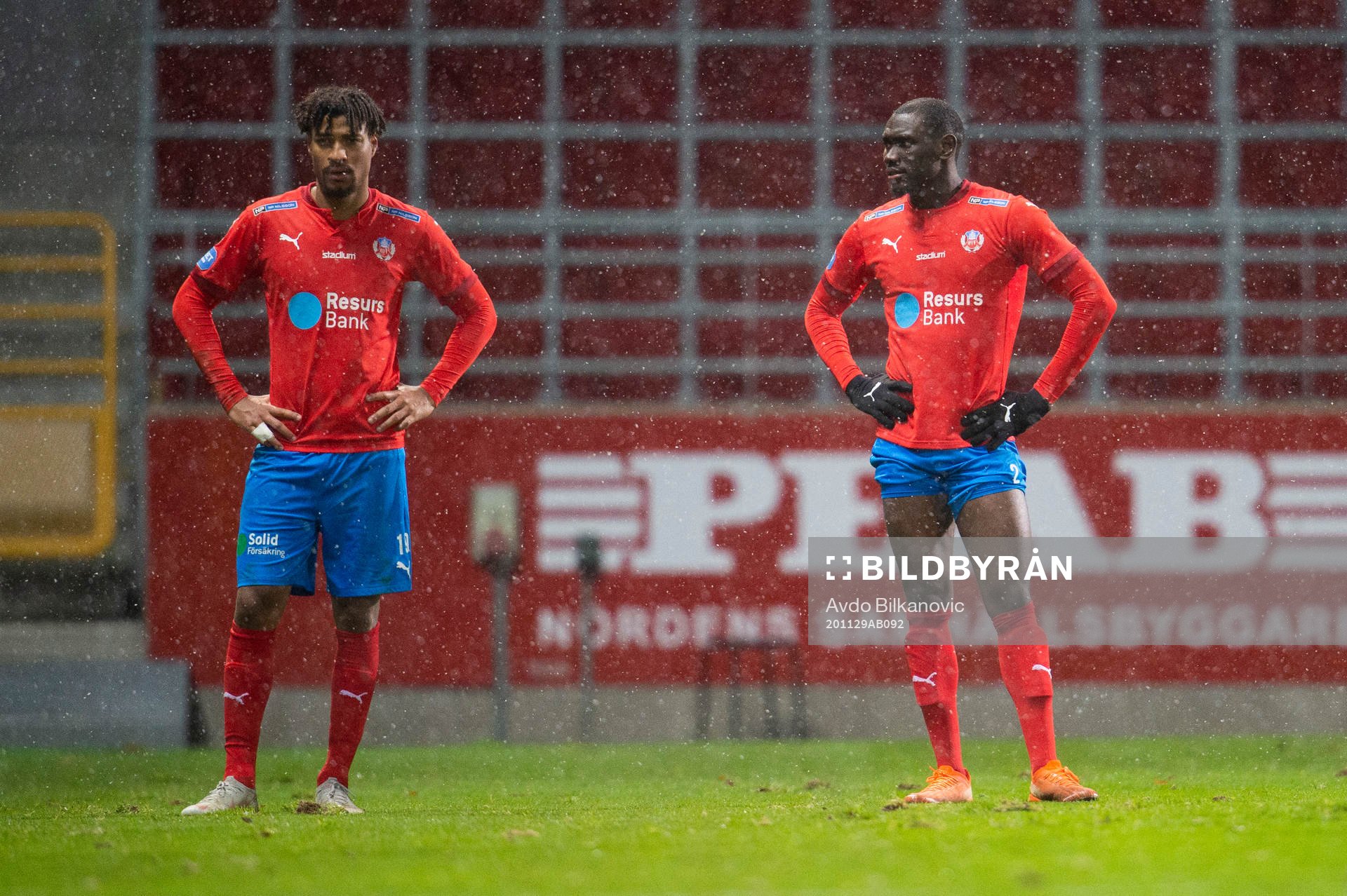 Helsingborgs Joseph Ceesay och Ravy Tsouka-Dozi deppar