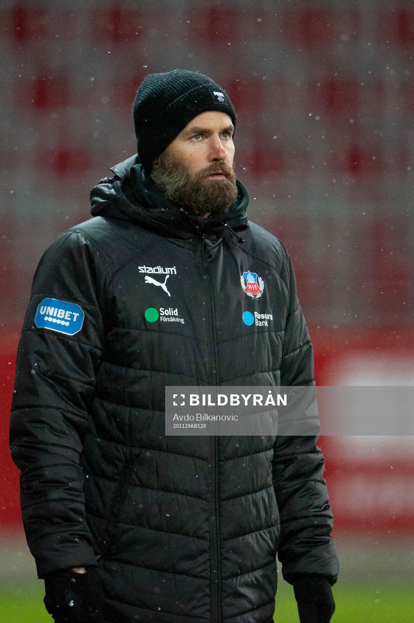 Helsingborgs tränare Olof Mellberg under fotbollsmatchen i Allsvenskan mellan Helsingborg och Falkenberg den 29 november 2020 i Helsingborg.