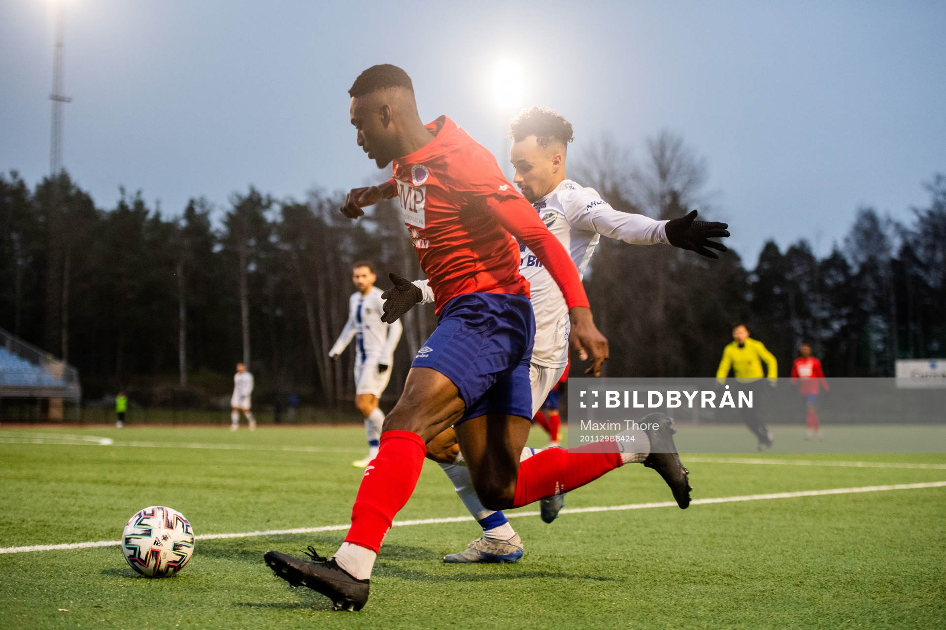 Karlslunds Tidjani Diawara och Haninges Victor Fors under fotbollsmatchen i Division 1 norra mellan IFK Haninge och Karlslund den 29 november 2020 i Stockholm.