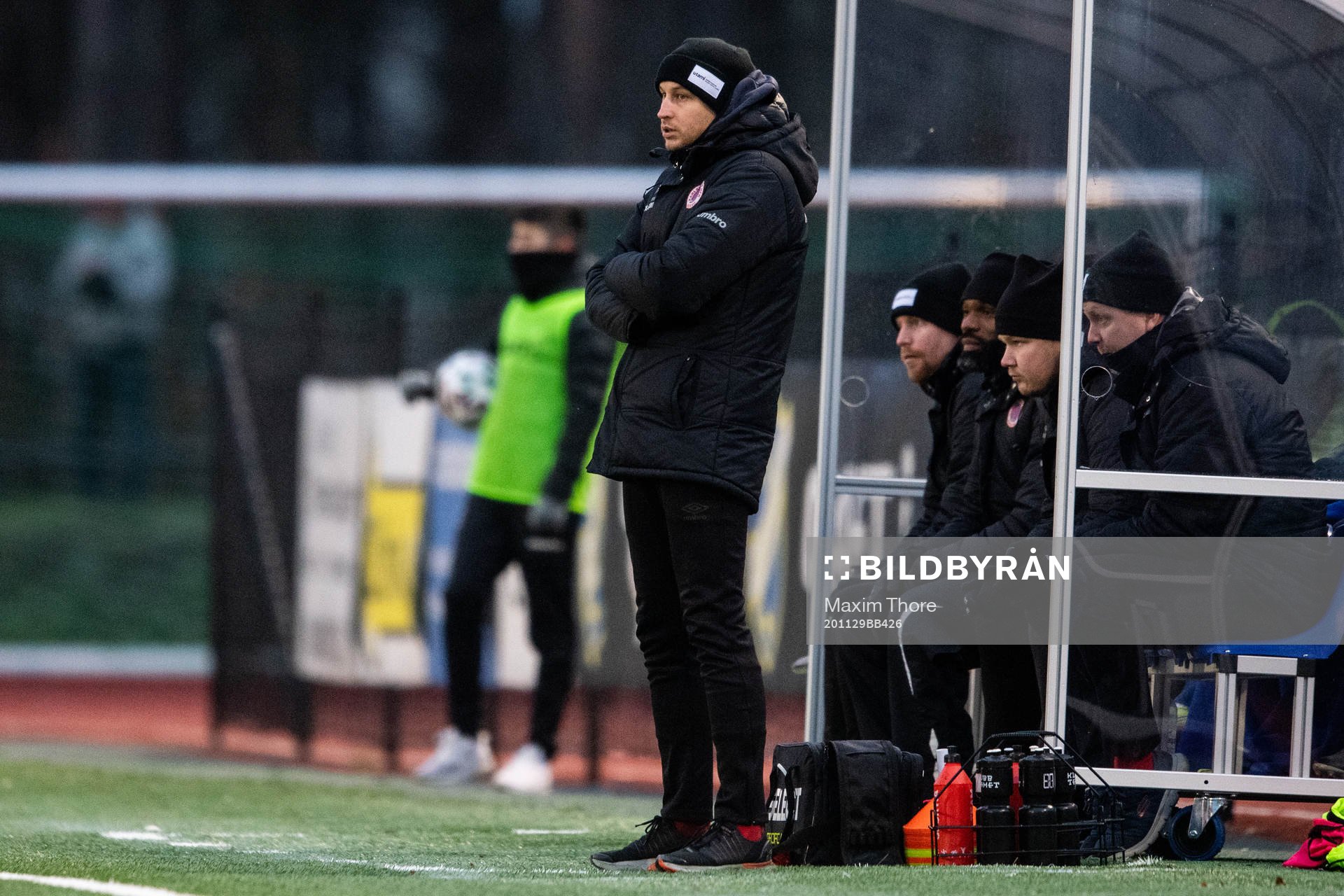 Karlslunds tränare Jonathan Ederström under fotbollsmatchen i Division 1 norra mellan IFK Haninge och Karlslund den 29 november 2020 i Stockholm.