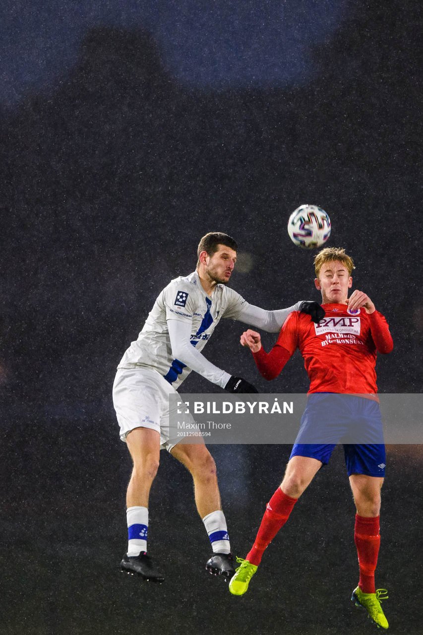 Haninges Ashley Coffey och Karlslunds Jonathan Lundberg under fotbollsmatchen i Division 1 norra mellan IFK Haninge och Karlslund den 29 november 2020 i Stockholm.