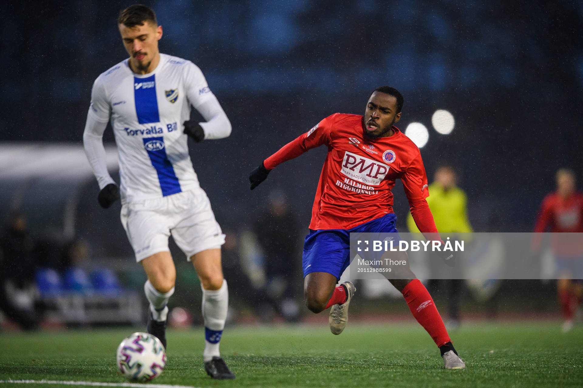 Haninges Dragan Kabic och Karlslunds Rickson Mansiamina under fotbollsmatchen i Division 1 norra mellan IFK Haninge och Karlslund den 29 november 2020 i Stockholm.