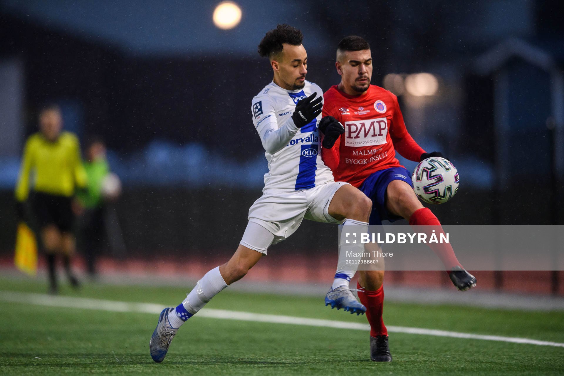 Haninges Victor Fors och Karlslunds Sermed Habib under fotbollsmatchen i Division 1 norra mellan IFK Haninge och Karlslund den 29 november 2020 i Stockholm.