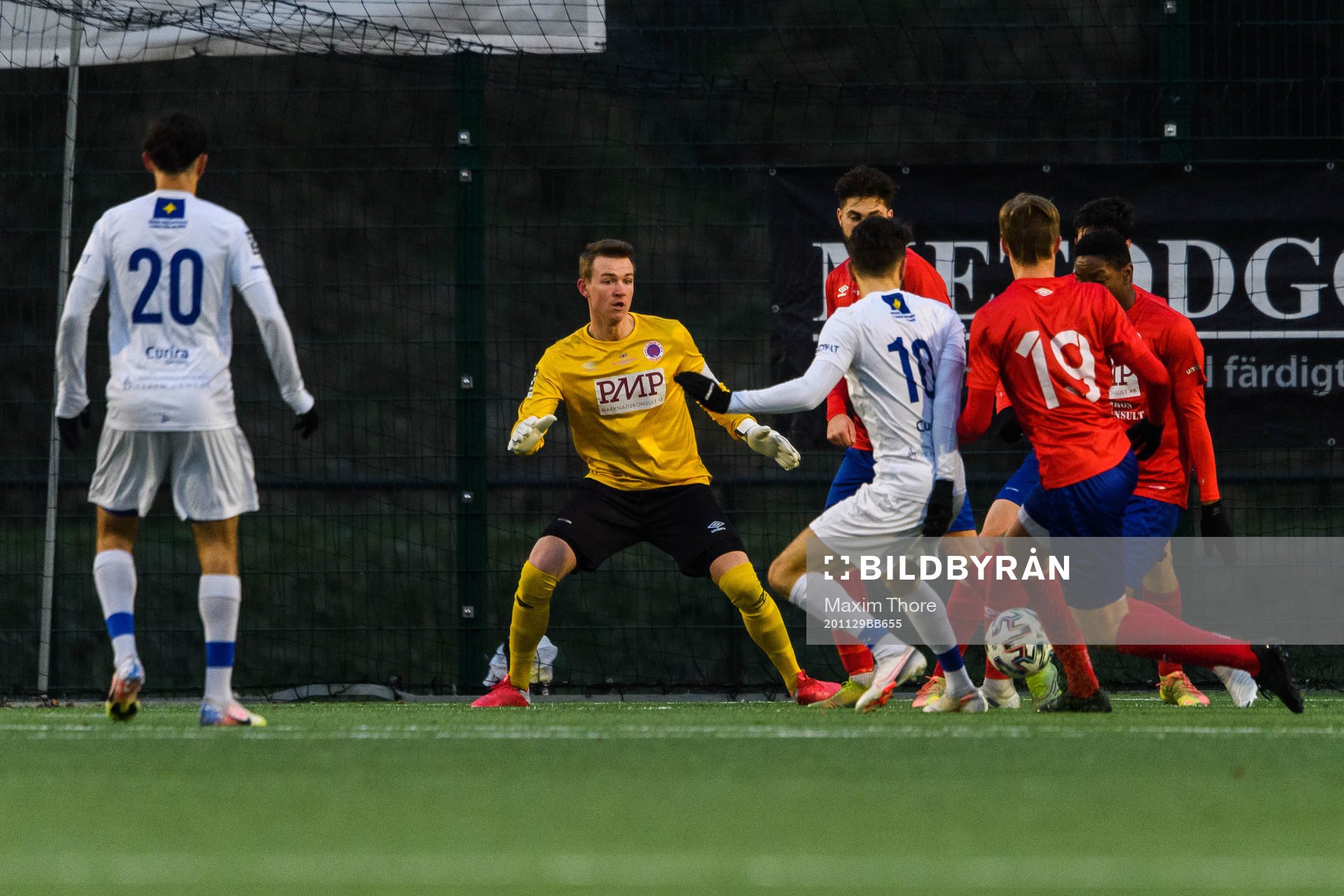 Karlslunds målvakt Jakob Kindberg under fotbollsmatchen i Division 1 norra mellan IFK Haninge och Karlslund den 29 november 2020 i Stockholm.
