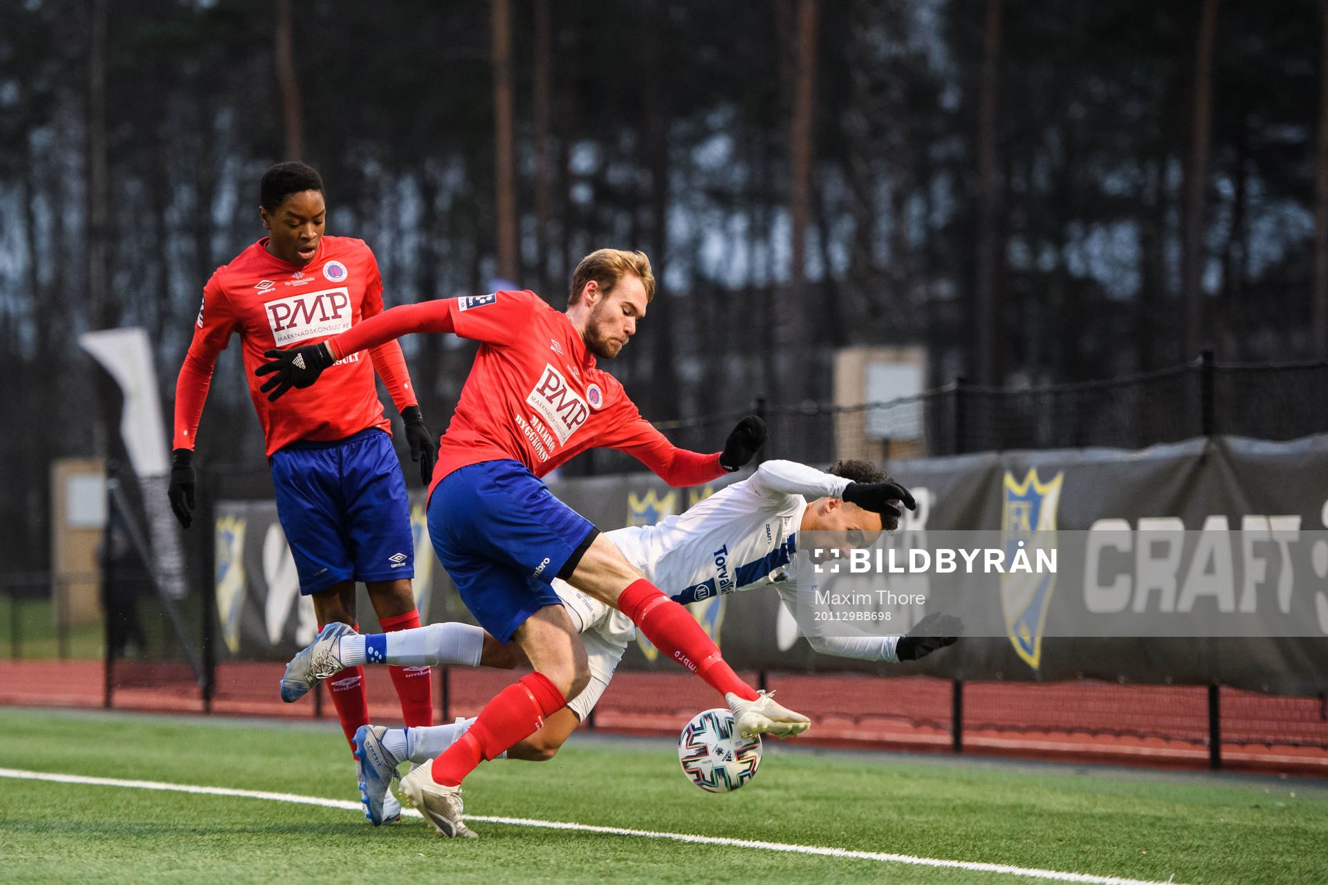 Karlslunds Martin Springfeldt och Haninges Victor Fors under fotbollsmatchen i Division 1 norra mellan IFK Haninge och Karlslund den 29 november 2020 i Stockholm.