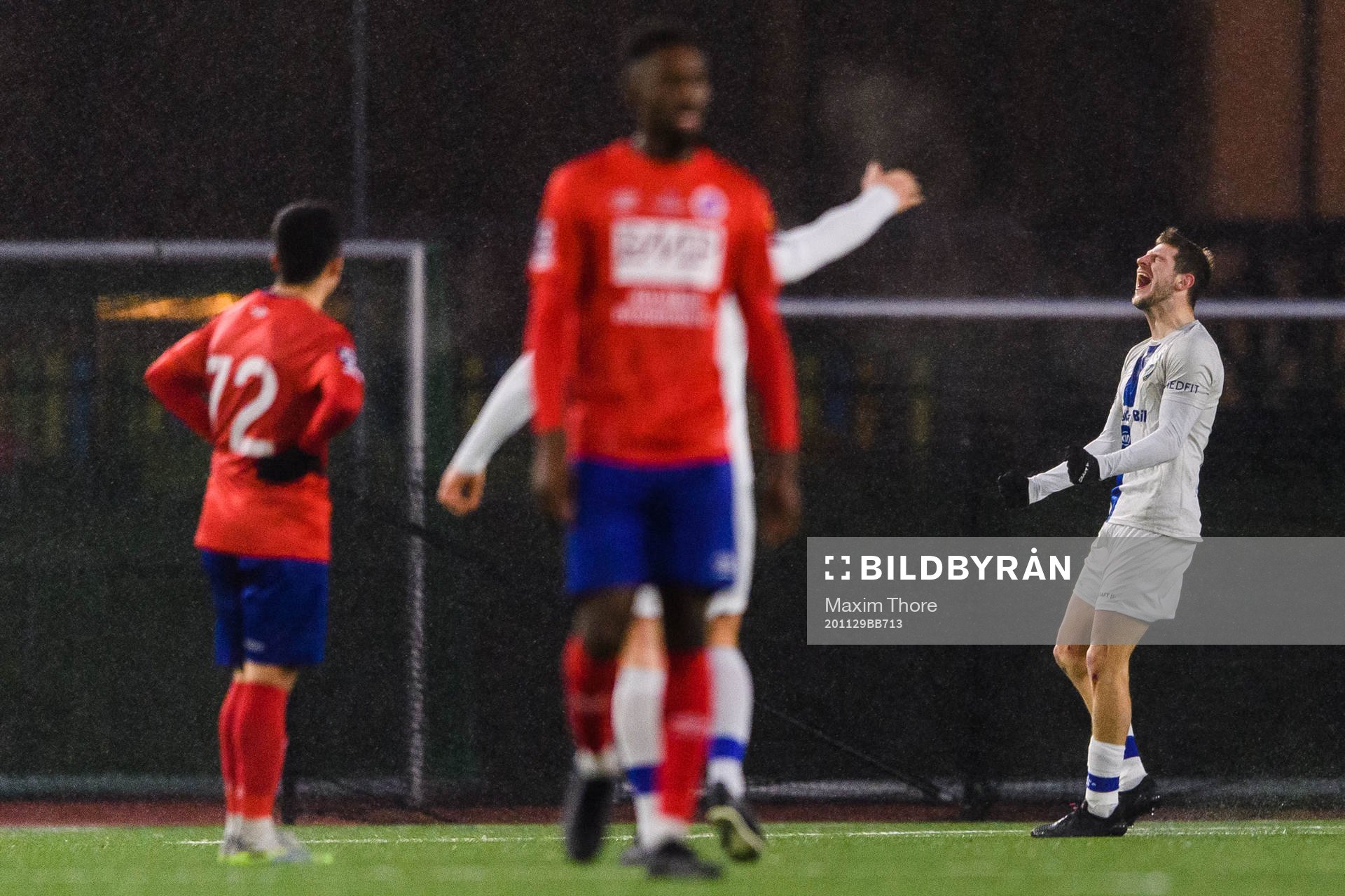 Haninges Ashley Coffey jublar efter han gjort 2-0 under fotbollsmatchen i Division 1 norra mellan IFK Haninge och Karlslund den 29 november 2020 i Stockholm.