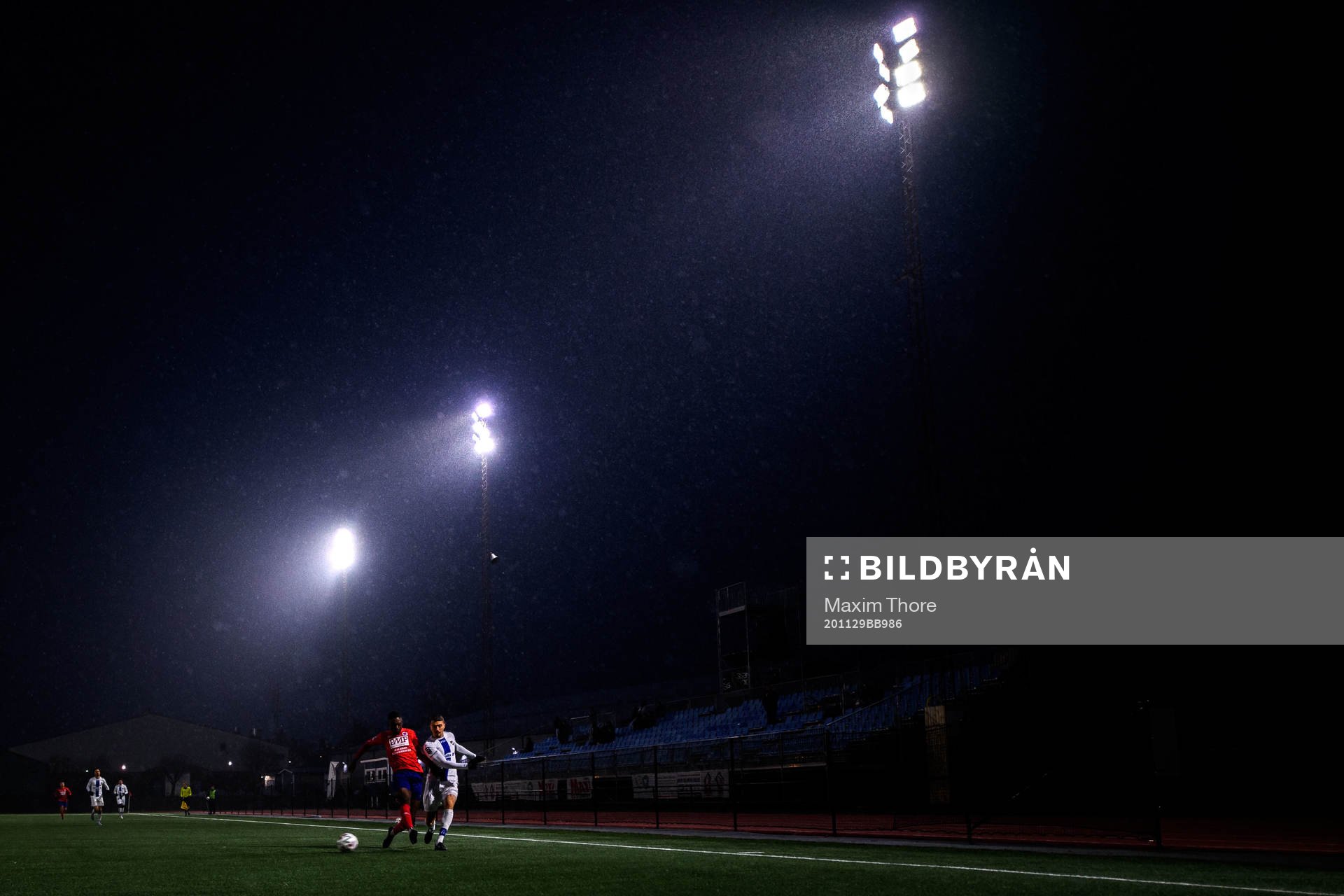 Karlslunds Tidjani Diawara och Haninges Victor Fors under fotbollsmatchen i Division 1 norra mellan IFK Haninge och Karlslund den 29 november 2020 i Stockholm.