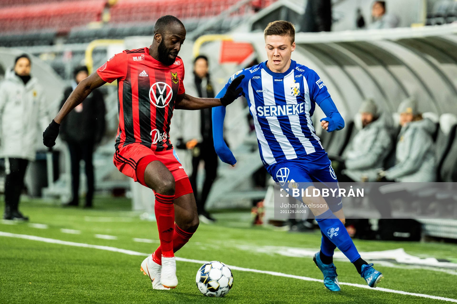 Östersunds Ronald Mukiibi och IFK Göteborg Emil Holm