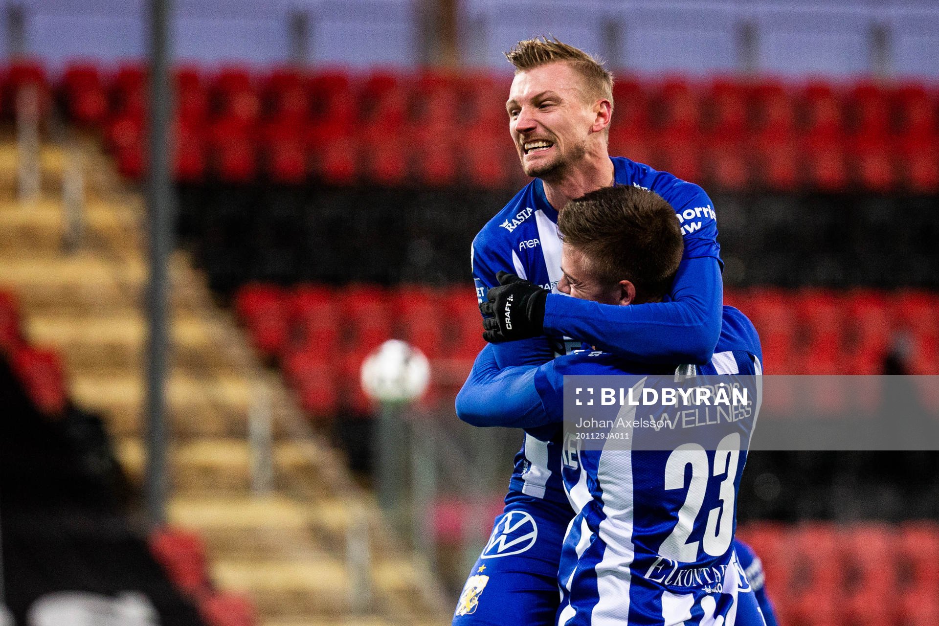 IFK Göteborg Sebastian Eriksson och Emil Holm jublar efter 0-1 under fotbollsmatchen i Allsvenskan mellan Östersund och IFK Göteborg den 29 november 2020 i Östersund.