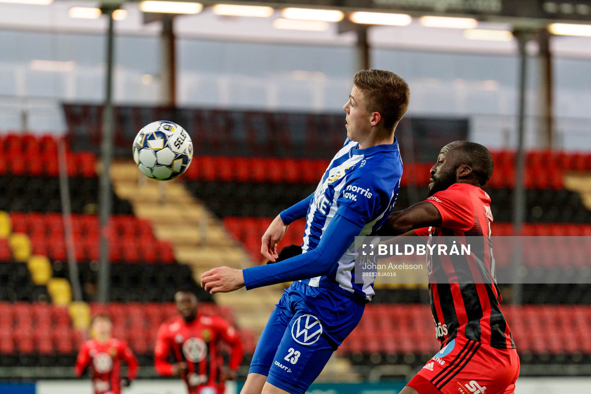 IFK Göteborgs Emil Holm i akmp med Östersunds Ronald