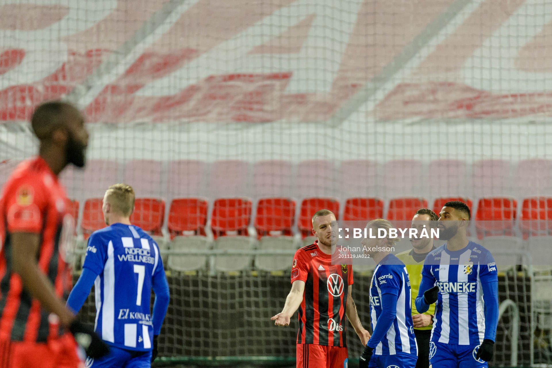 Östersunds Thomas Isherwood i samtal med IFK Göteborgs