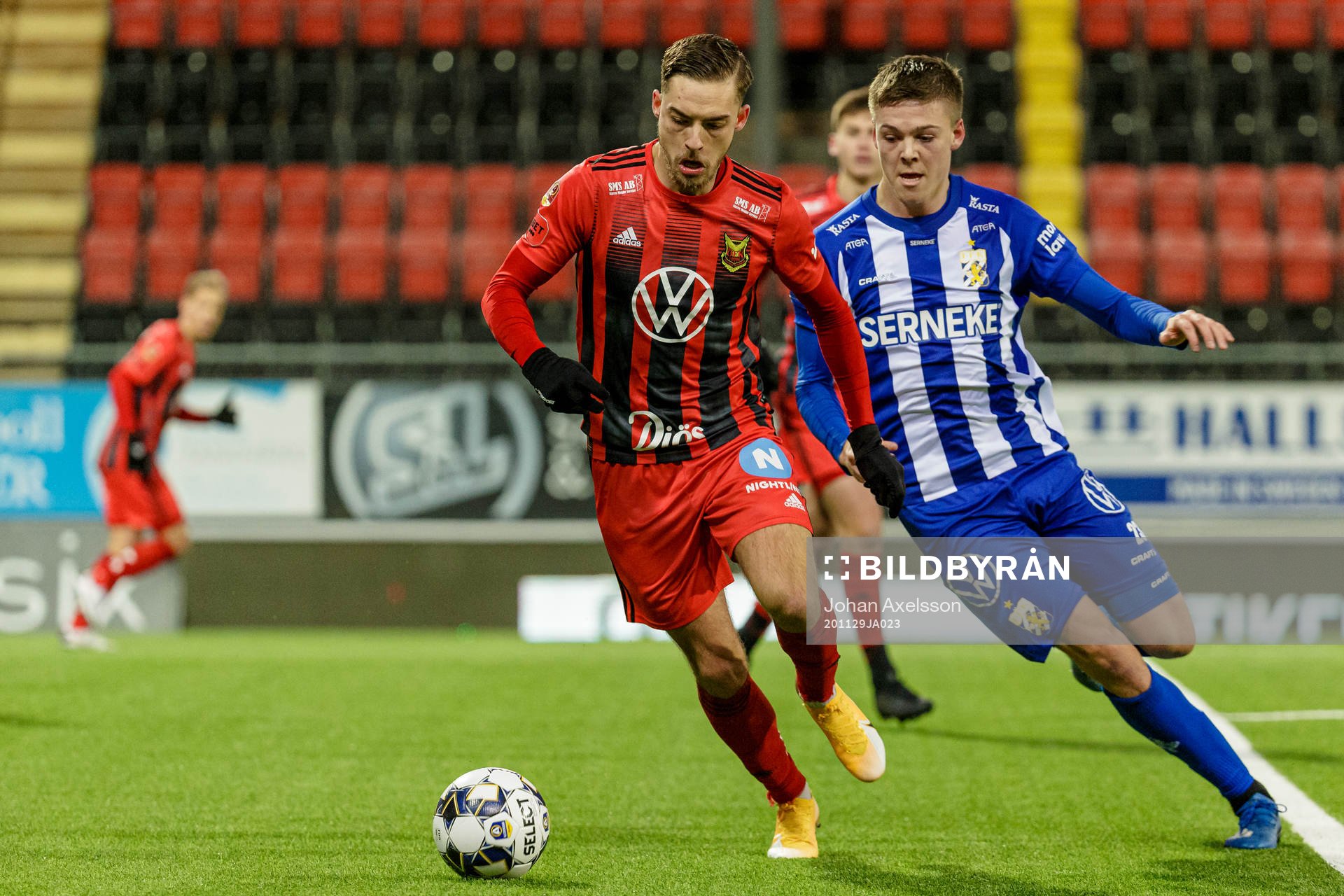 Östersunds Felix Hörberg i kamp med IFK Göteborgs Emil Holm under fotbollsmatchen i Allsvenskan mellan Östersund och IFK Göteborg den 29 november 2020 i Östersund.