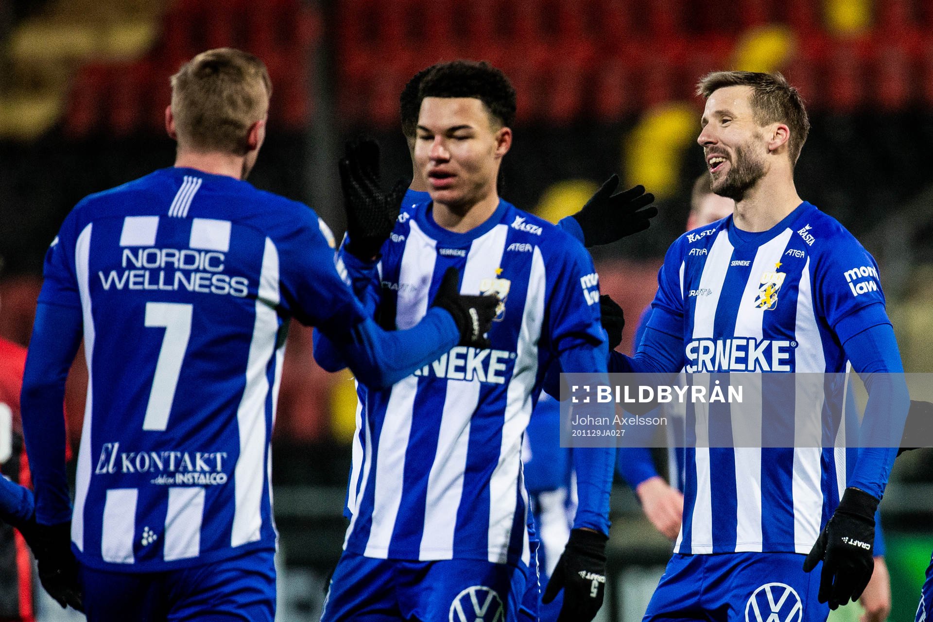 IFK Göteborg Mattias Bjärsmyr jublar med lagkamrater efter 0-4 under fotbollsmatchen i Allsvenskan mellan Östersund och IFK Göteborg den 29 november 2020 i Östersund.