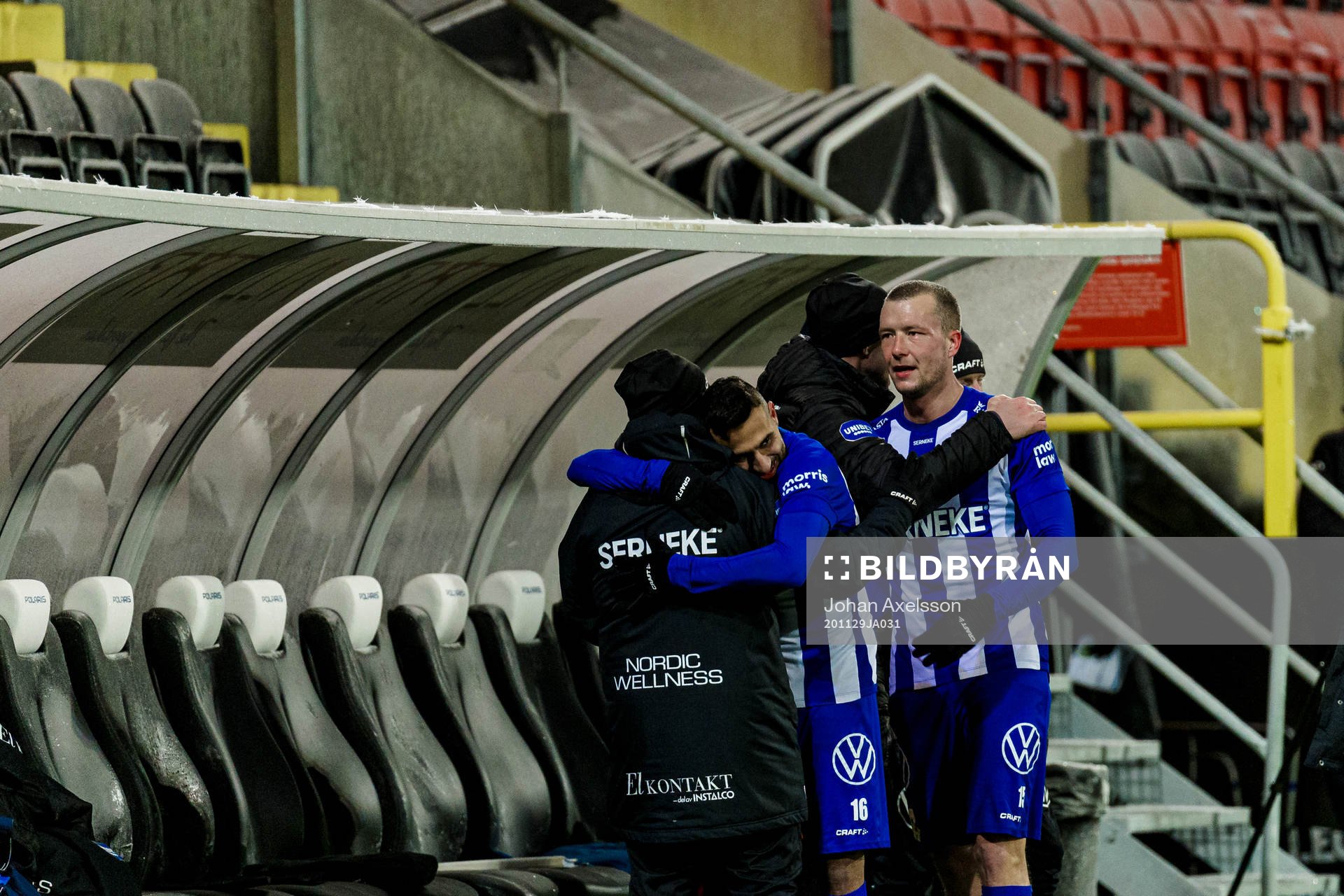 IFK Göteborgs Sargon Abraham och Jakob Johansson klappas