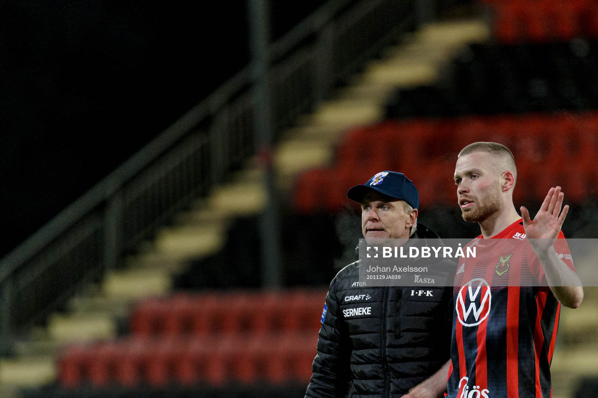 IFK Göteborgs tränare Roland Nilsson klappar om