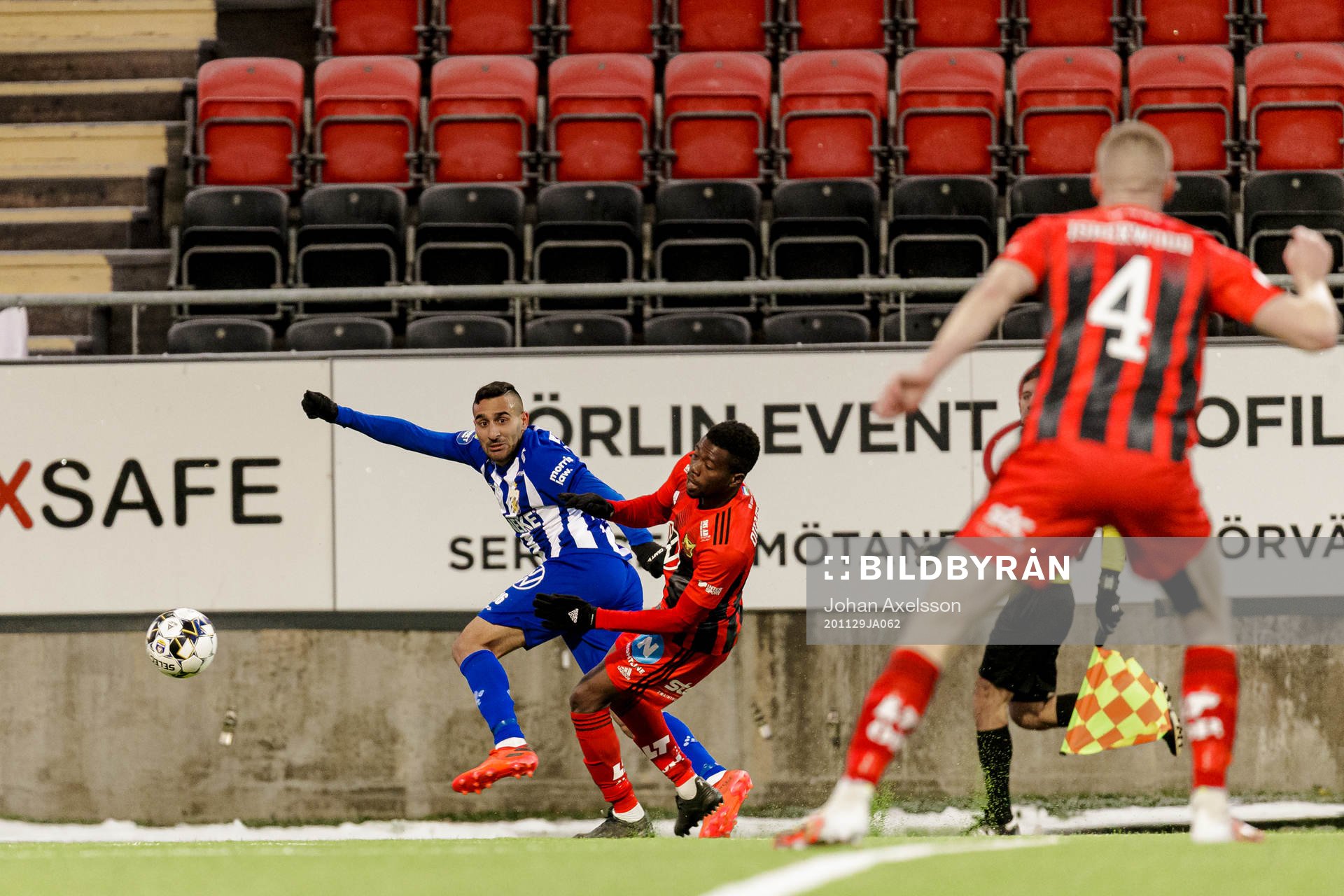 IFK Göteborgs Sargon Abraham i kamp med Östersunds Kalpi Wilfried Ouattara under fotbollsmatchen i Allsvenskan mellan Östersund och IFK Göteborg den 29 november 2020 i Östersund.