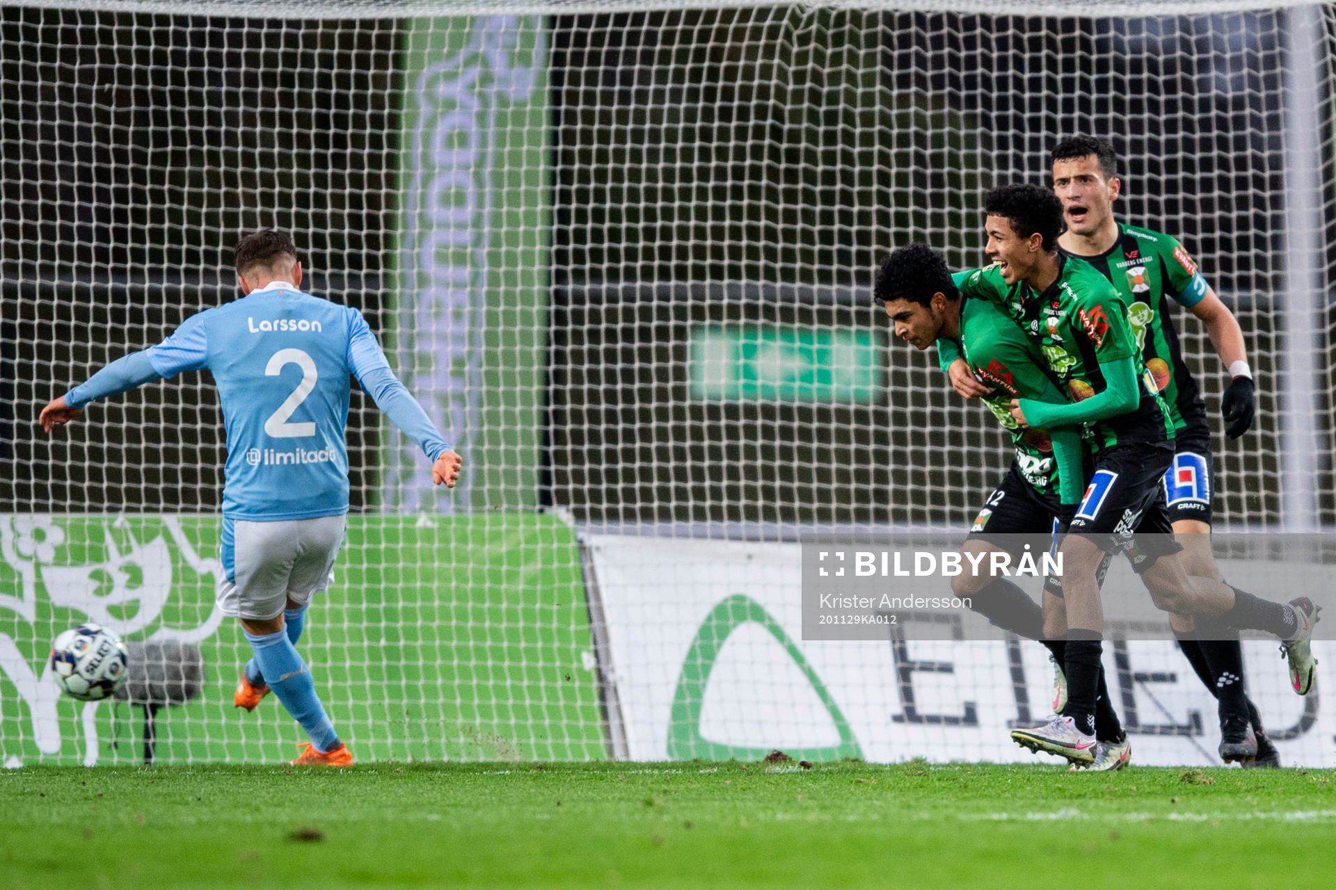 Varbergs Keanin Ayer Boya jublar med lagkamrater