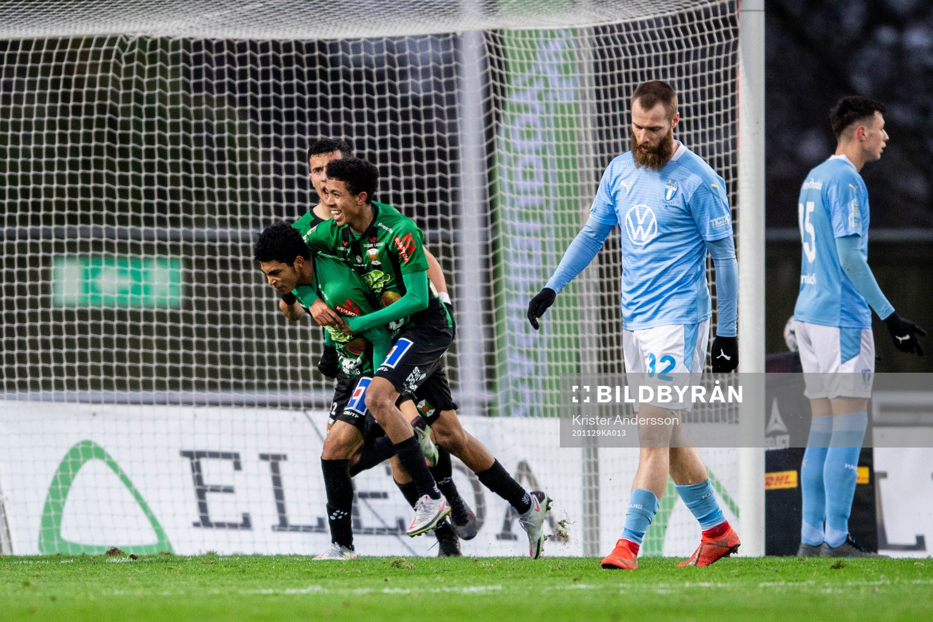 Varbergs Keanin Ayer Boya jublar med lagkamrater