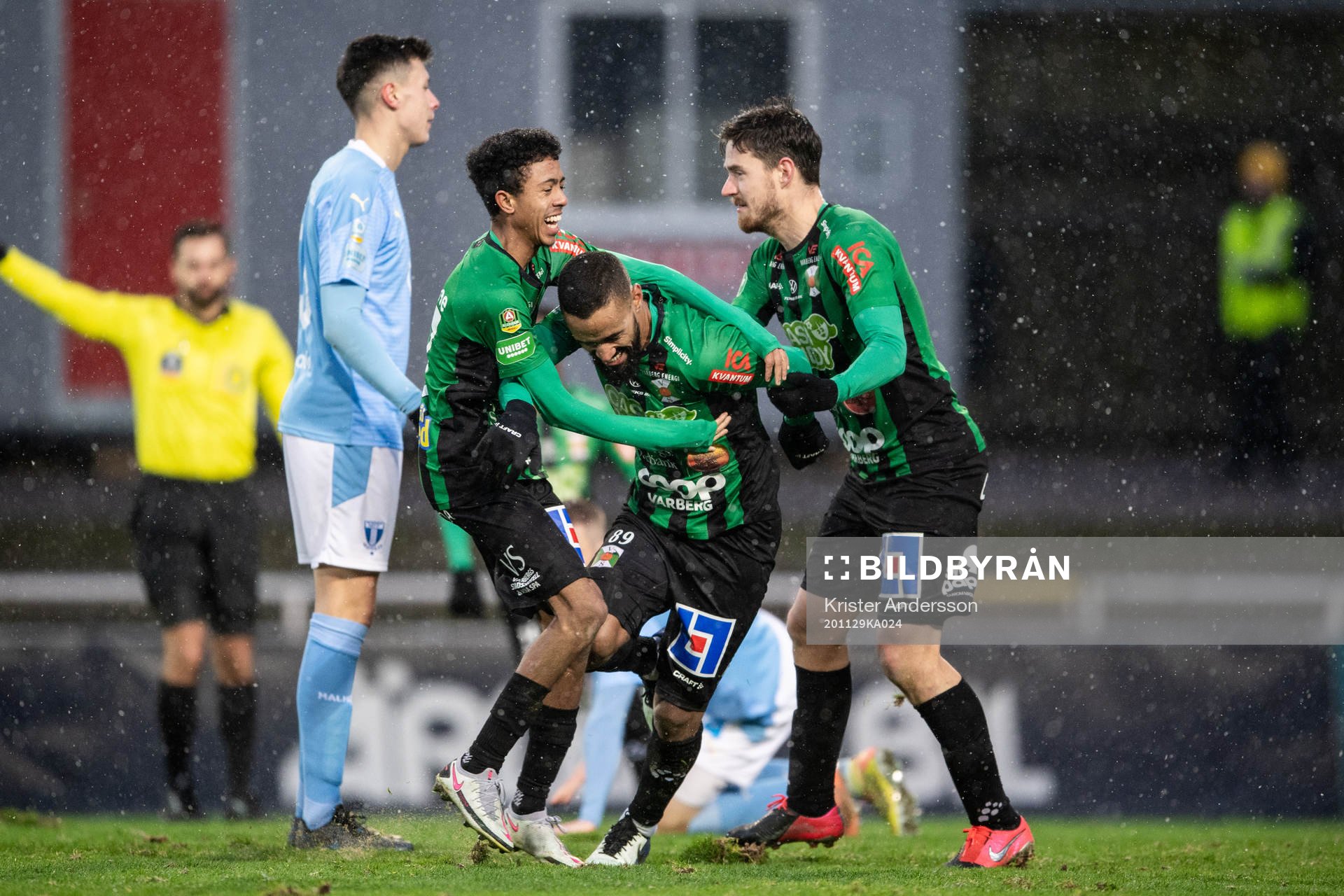 Varbergs Junes Barny (m) jublar med Tashreeq Matthews och