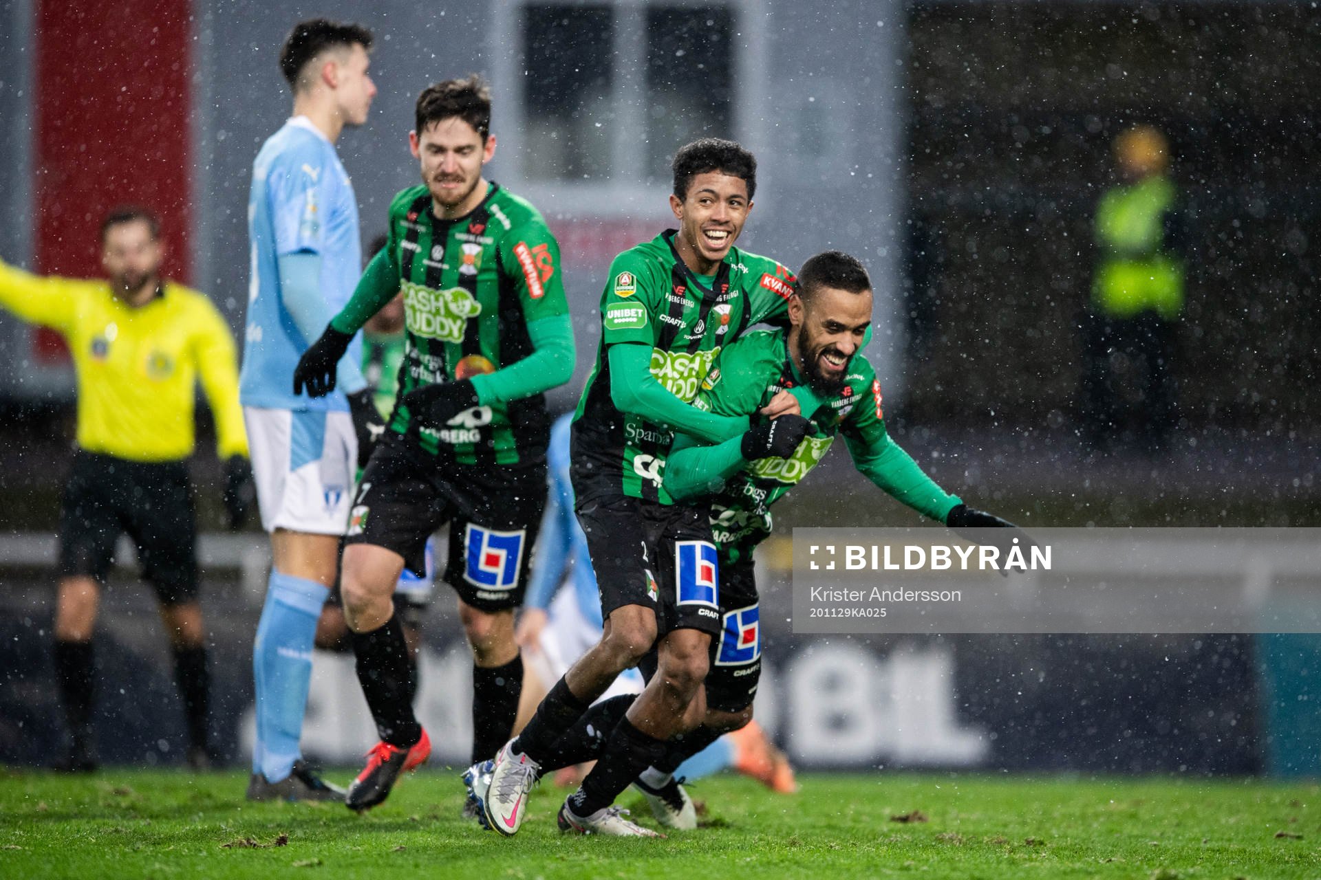 Varbergs Junes Barny (h) jublar med Tashreeq Matthews