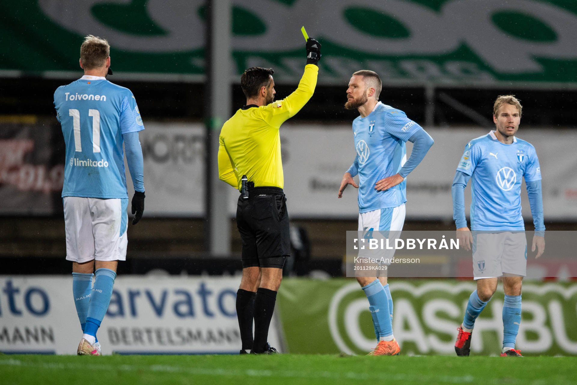 Malmö FFs Lasse Nielsen får ett gult kort av domare