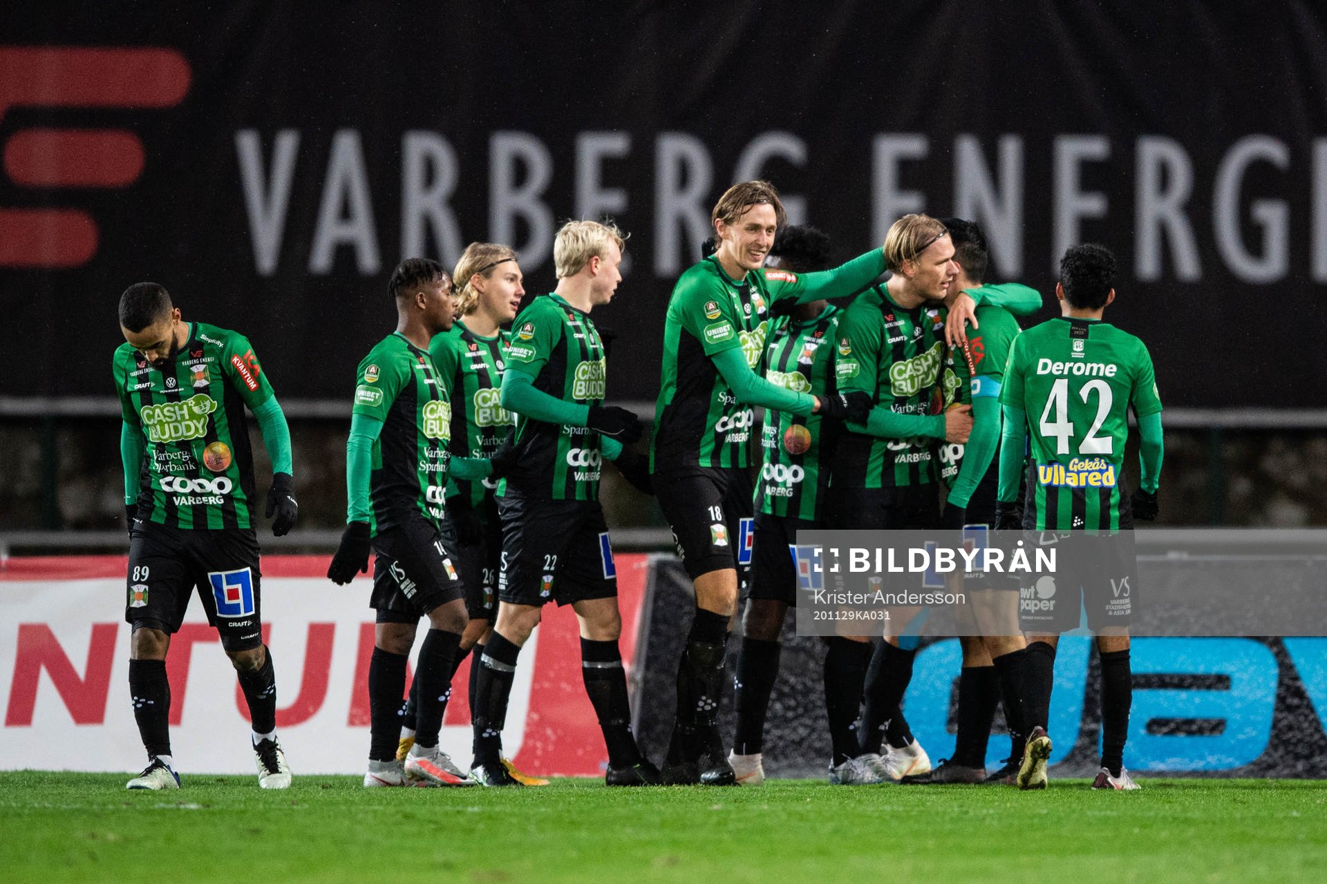 Varbergs Astrit Selmani jublar med lagkamrater