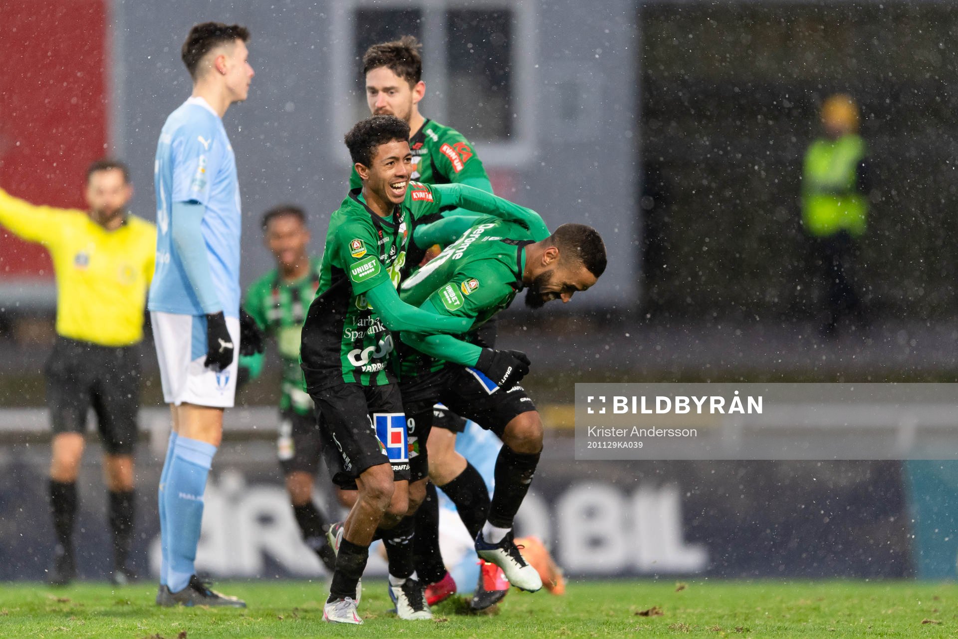 Varbergs Junes Barny gör 2-0 och jublar med Tashreeq
