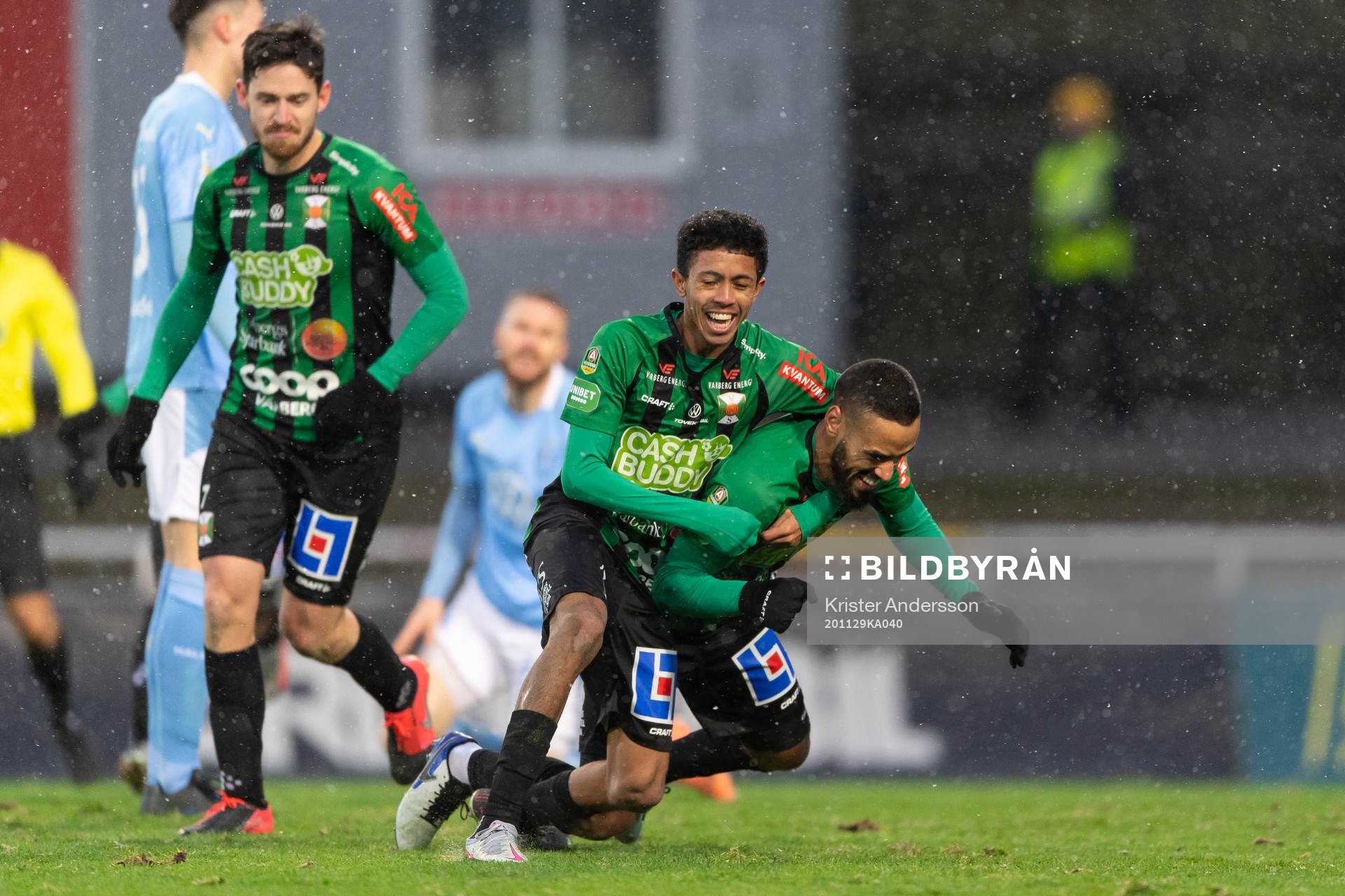 Varbergs Junes Barny gör 2-0 och jublar med Tashreeq