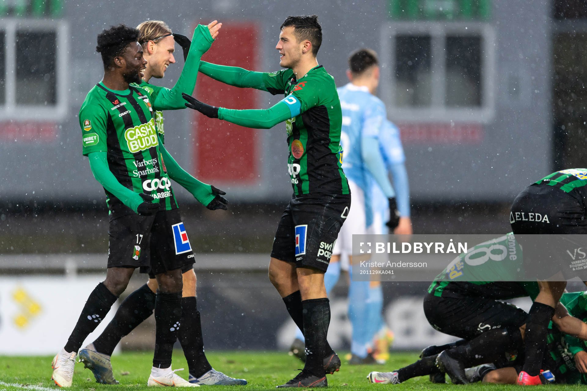 Varbergs Gideon Mensah, Hampus Zachrisson och Astrit Selmani jublar under fotbollsmatchen i Allsvenskan mellan Varberg och Malmö FF den 29 november 2020 i Varberg.