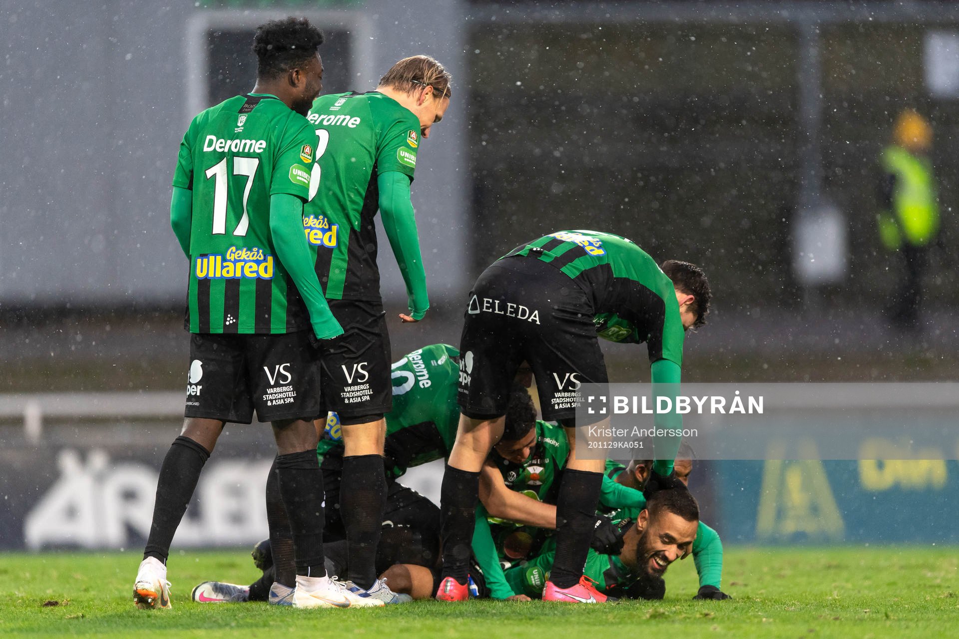 Varbergs Junes Barny jublar med lagkamrater