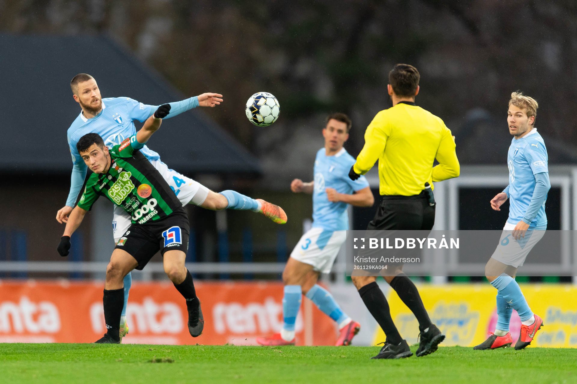 Varbergs Astrit Selmani och Malmö FFs Lasse Nielsen