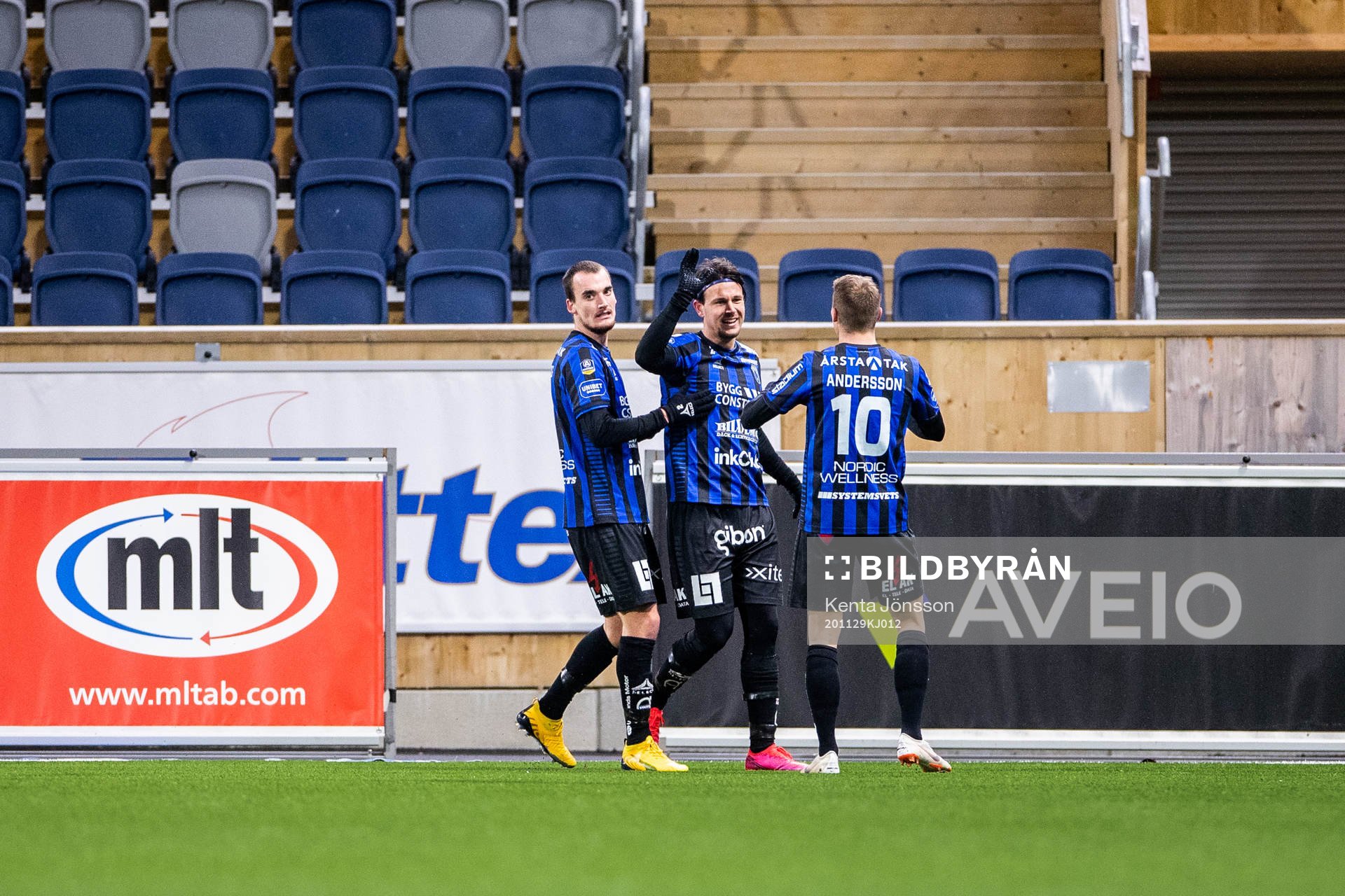 Sirius Stefano Vecchia jublar med lagkamrater