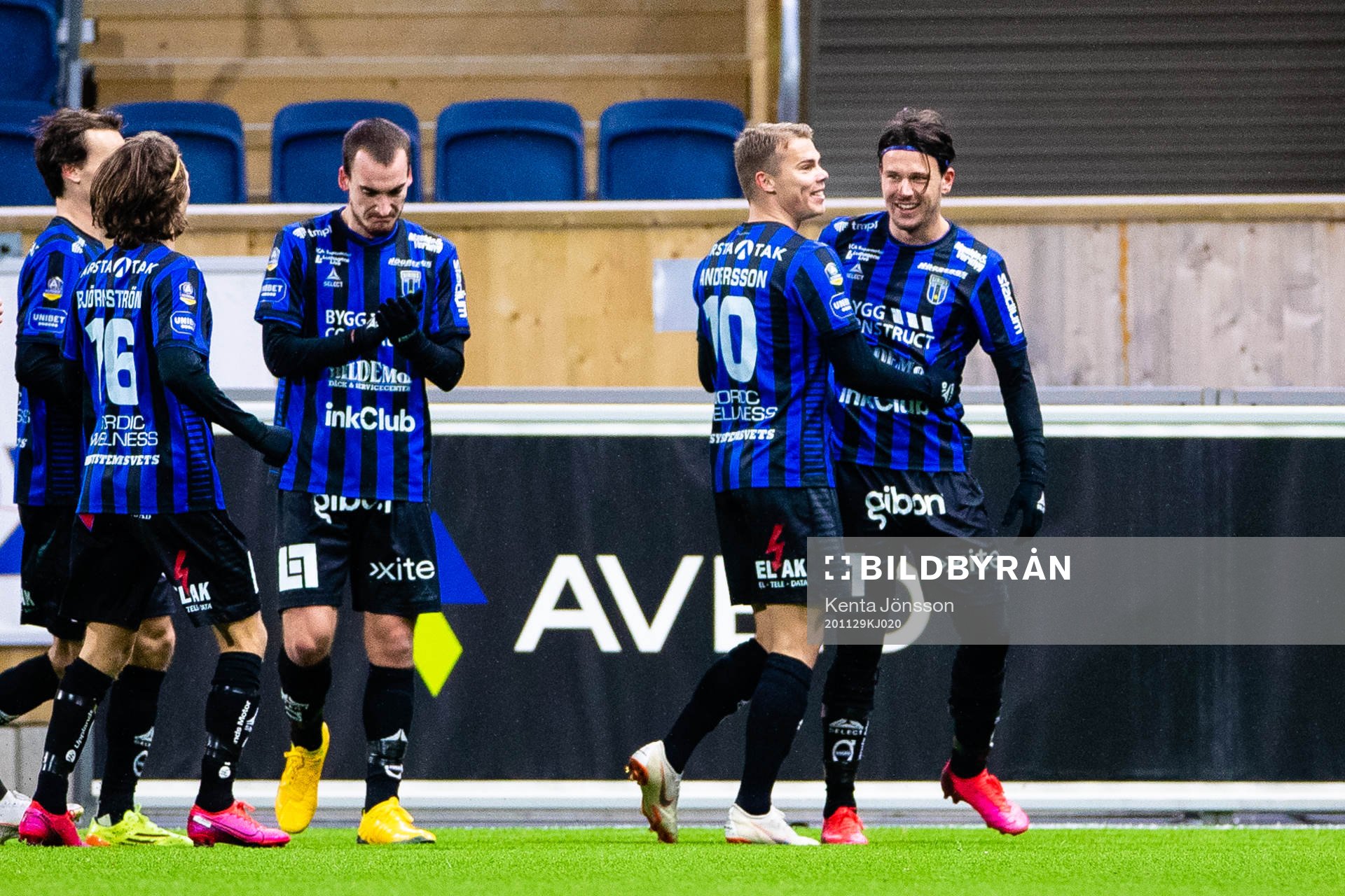 Sirius Stefano Vecchia jublar med Elias Andersson
