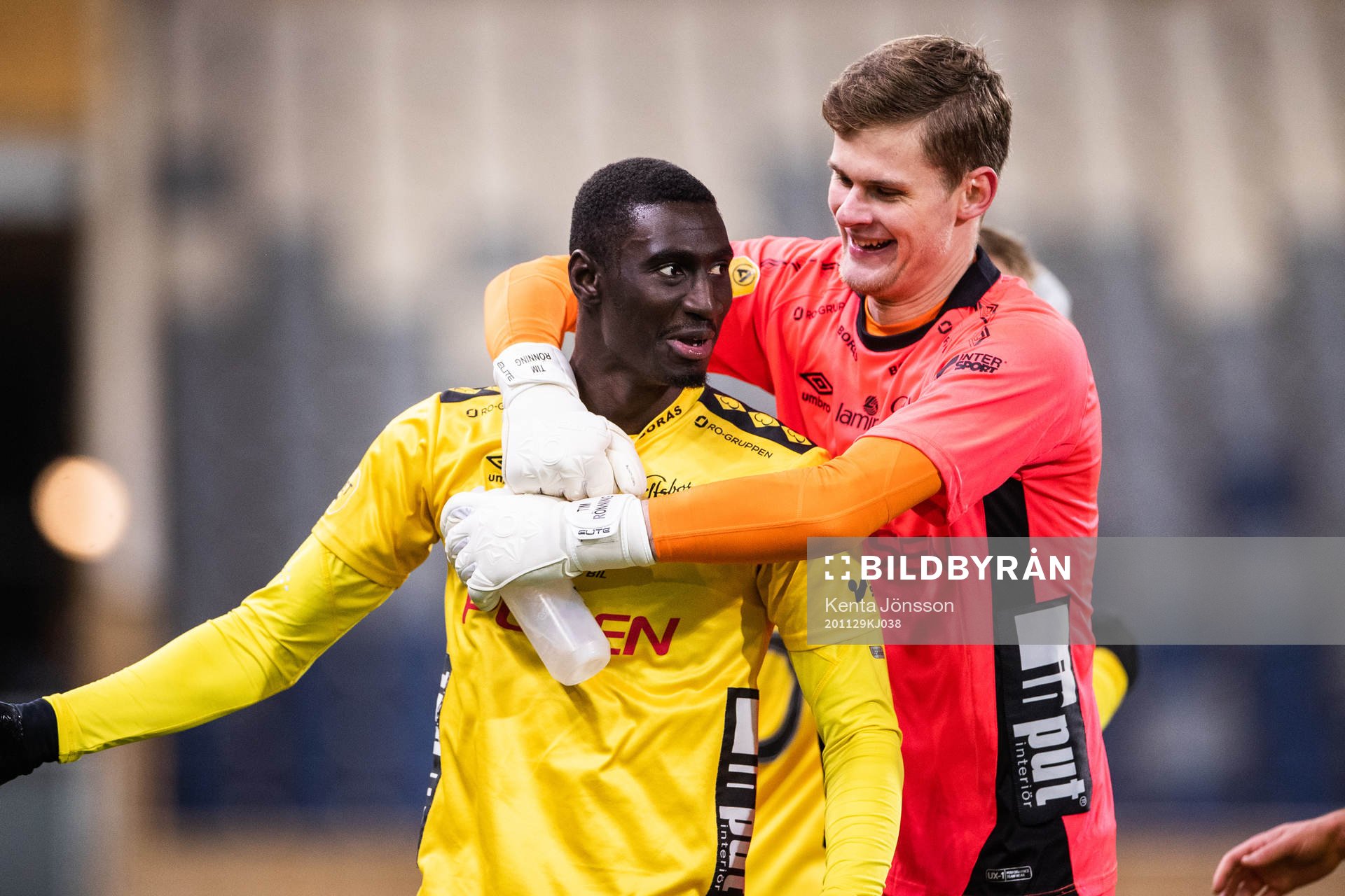 Elfsborgs Marokhy Ndione och målvakt Tim Rönning jublar